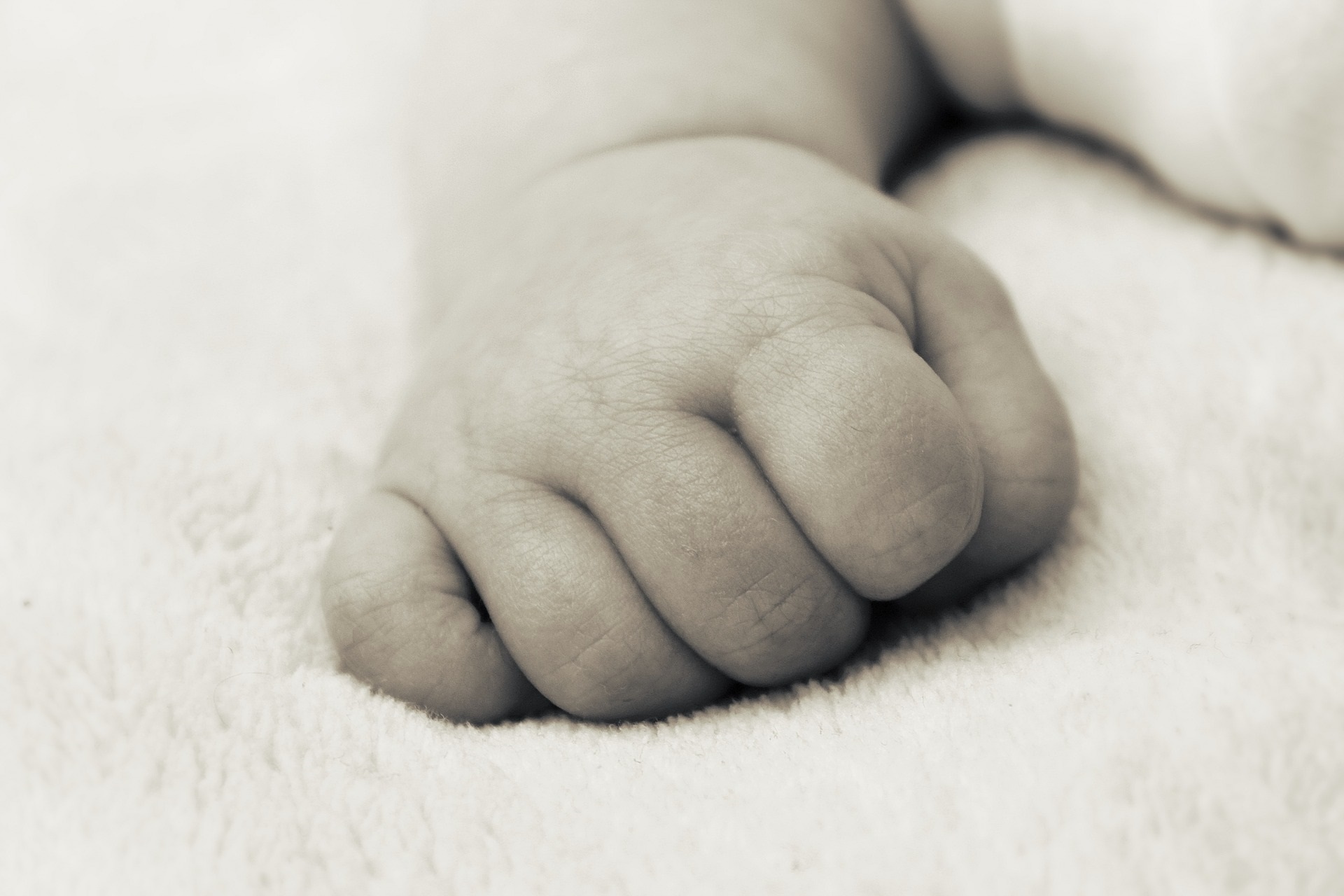 Según los especialistas, los bebés deben dormir en la misma habitación con sus padres durante al menos seis meses, pero en una superficie separada, firme y plana