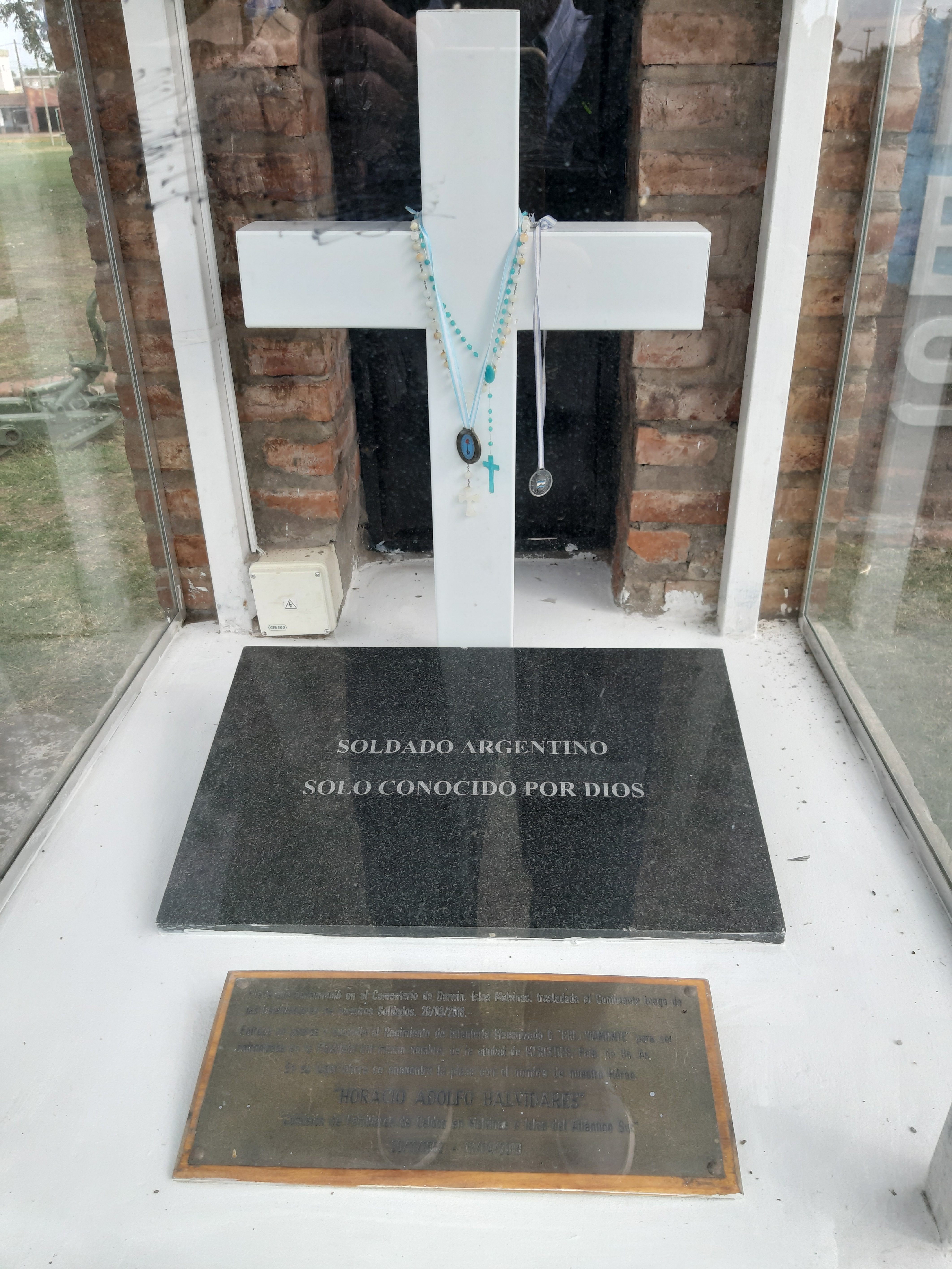 La placa que estaba en la tumba del soldado Balvidares se exhibe en la plazoleta donde está emplazado el monumento de Malvinas.