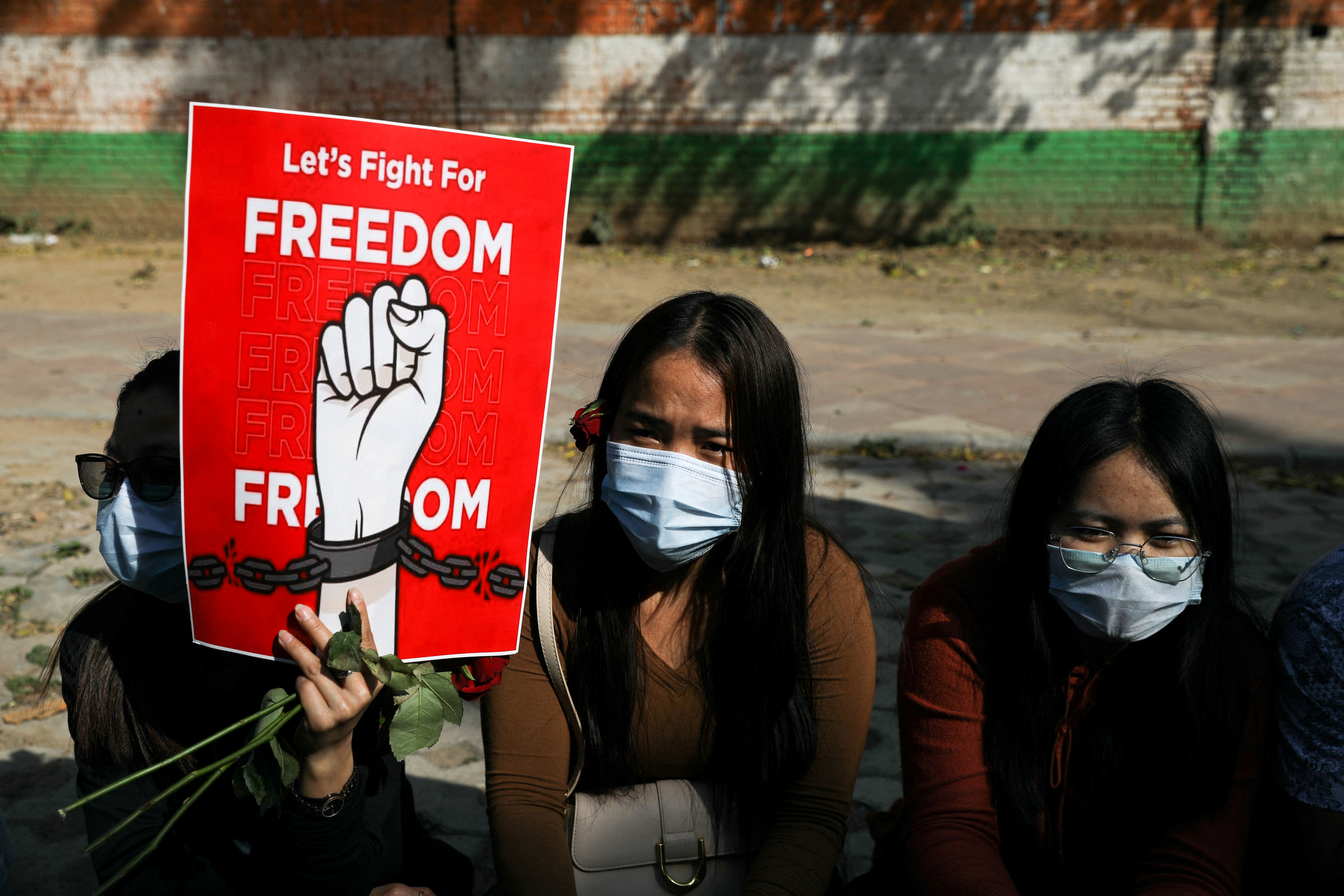 Activistas con un cartel pidiendo libertad. REUTERS/Anushree Fadnavis/File Photo