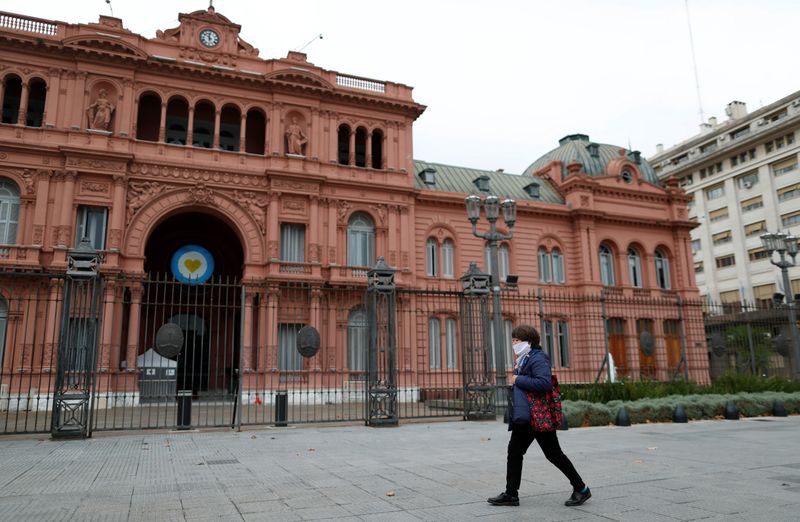 Foto de archivo - Una mujer camina frente al palacio presidencial Casa Rosada, en Buenos Aires, Argentina. May 21, 2020. REUTERS/Agustin Marcarian