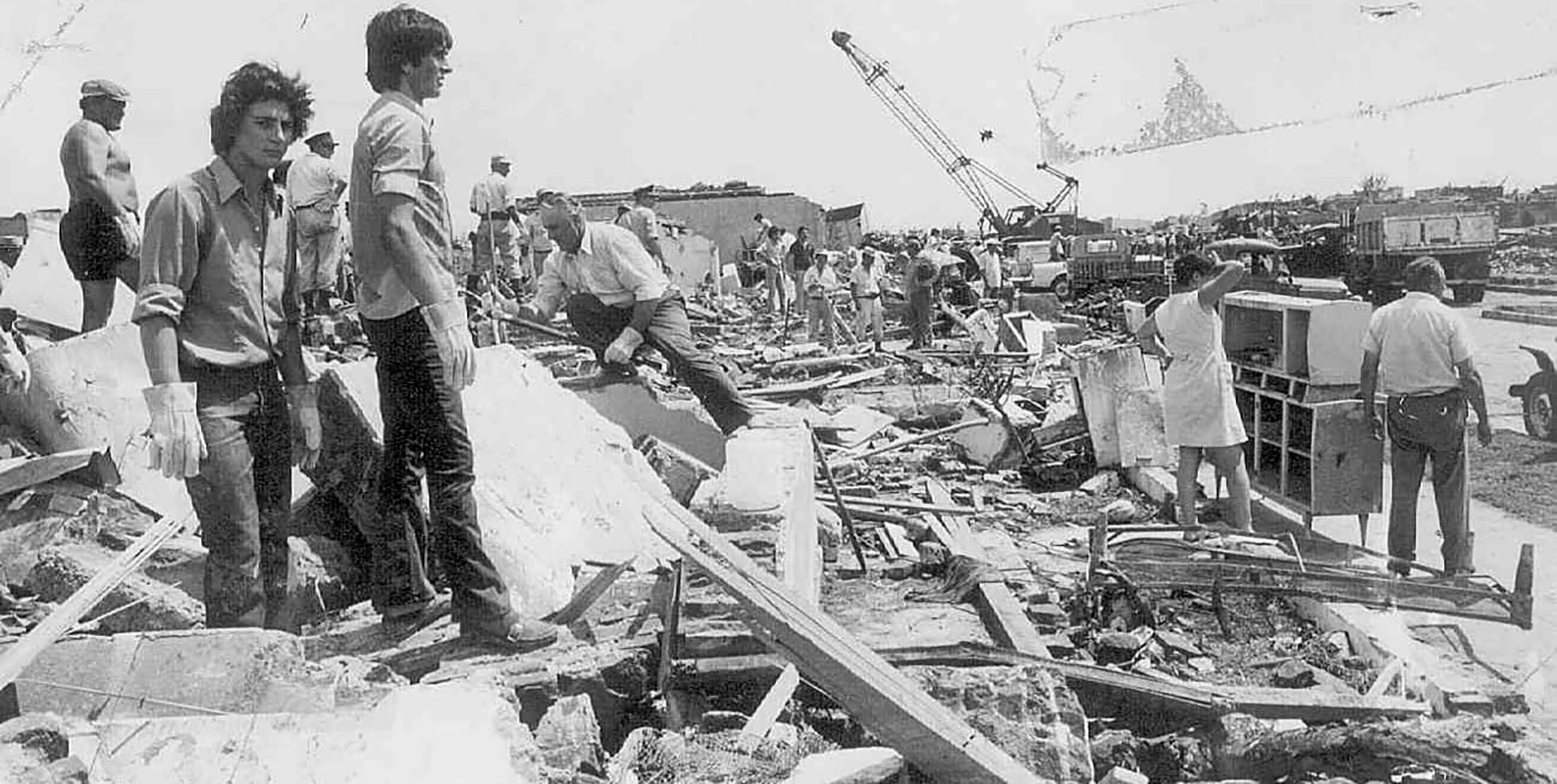 Se estima que murieron al menos 80 personas el día del tornado y las semanas siguientes: el fenómeno destrozó más de 500 casas (El Litoral)