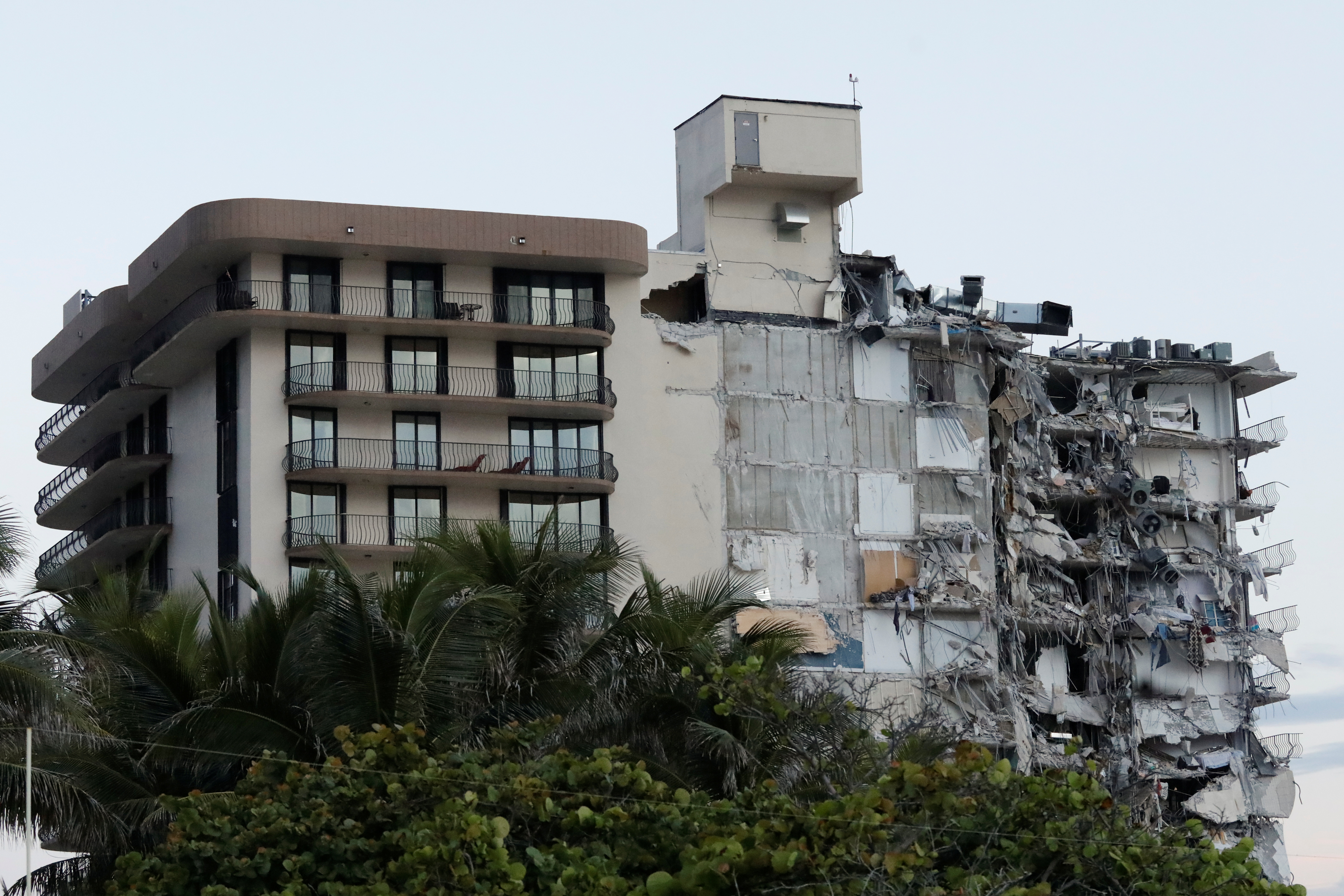 El edificio que se derrumbó parcialmente en Miami Beach, Florida, EEUU, el 24 de junio de 2021 (Reuters/ Marco Bello)