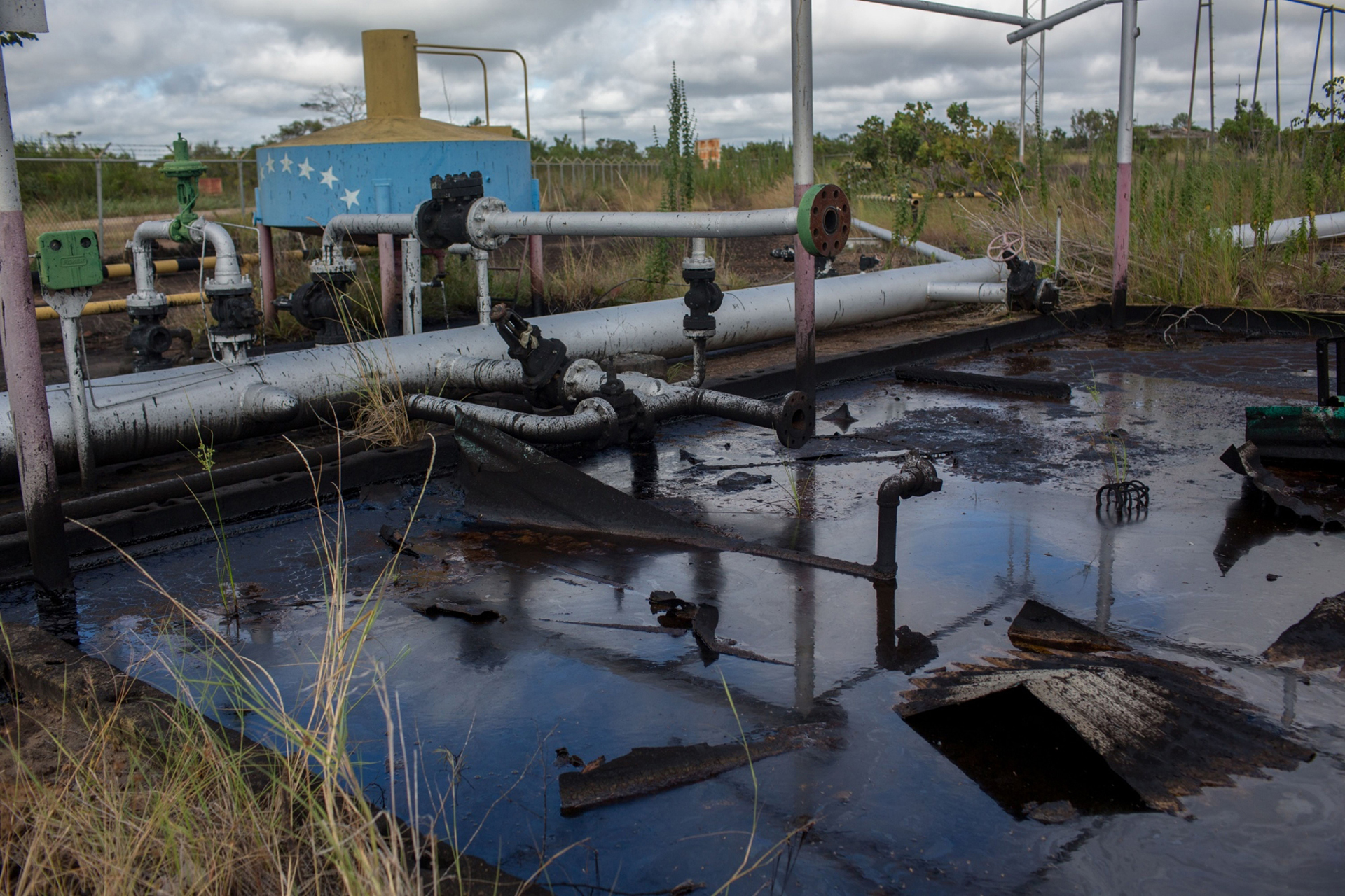 Una instalación abandonada de Petróleos de Venezuela en el campo petrolero de Melones en El Tigre, Venezuela, el 15 de octubre de 2021 (Bloomberg por Manaure Quintero)