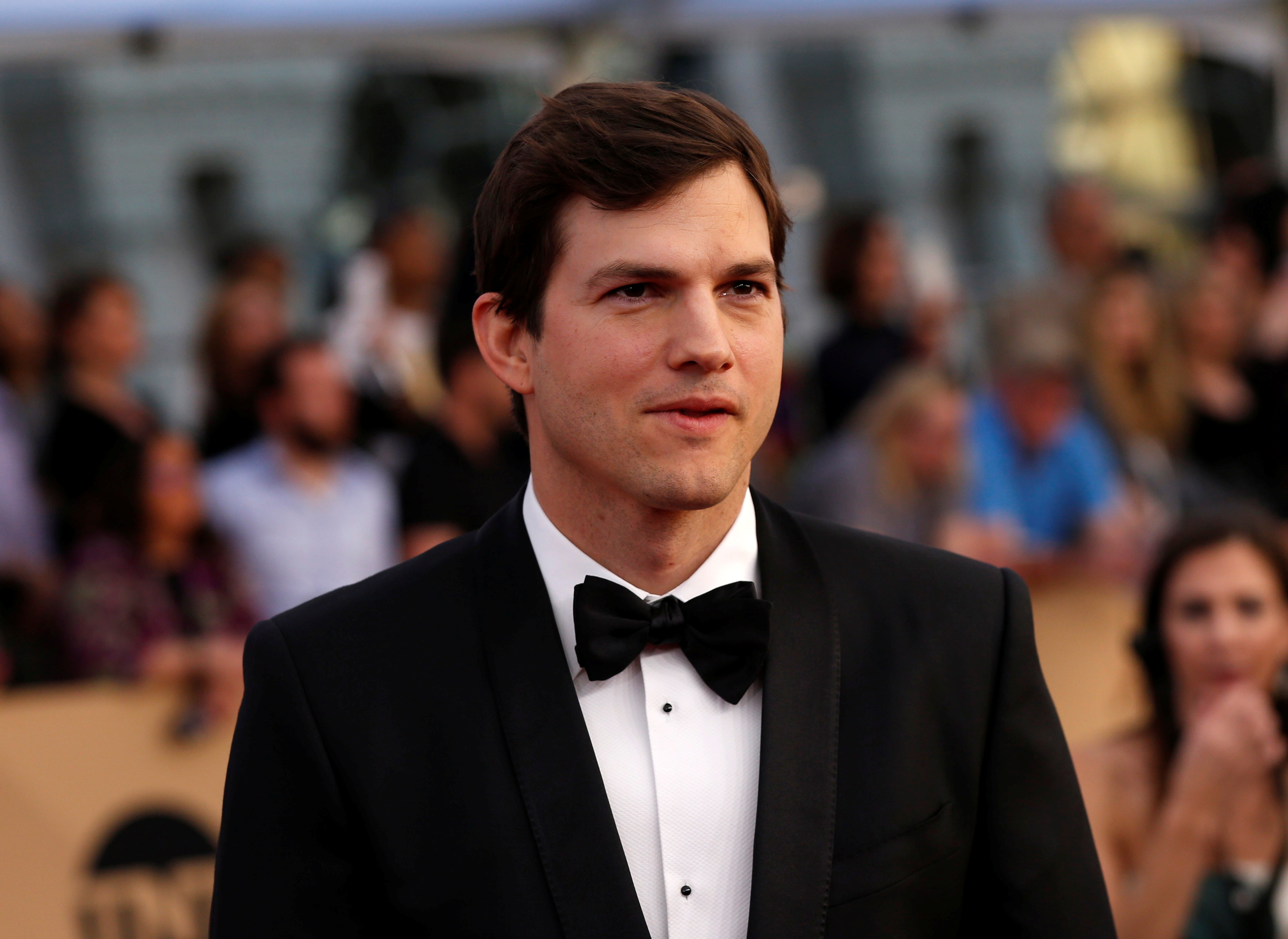 Ashton Kutcher reveló que sufrió un extraño trastorno autoinmune que lo dejó sin ver, escuchar y caminar 