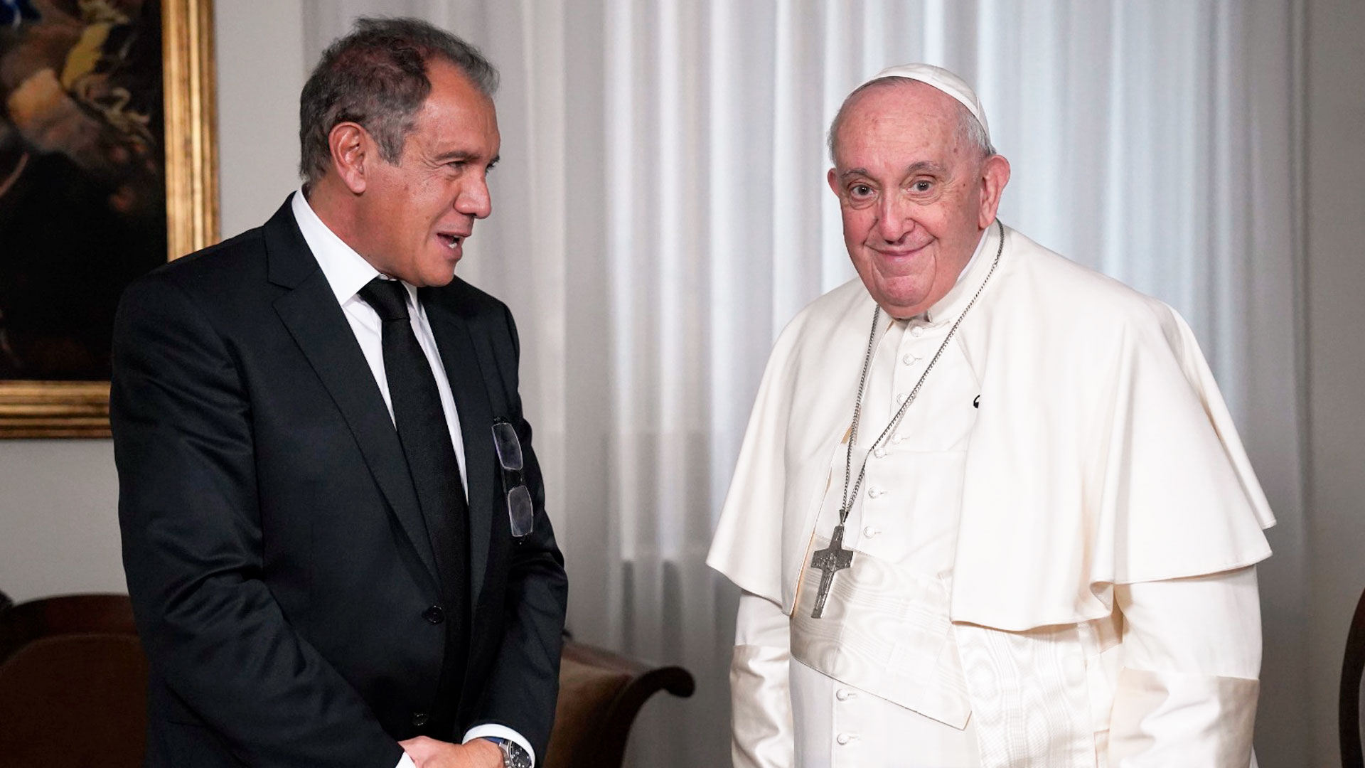 Daniel Hadad junto al Papa Francisco, sobre el final de la entrevista en el Vaticano (Infobae)