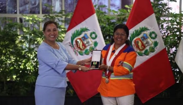 La congresista Isabel Cortez posa al lado de la presidenta Dina Boluarte.