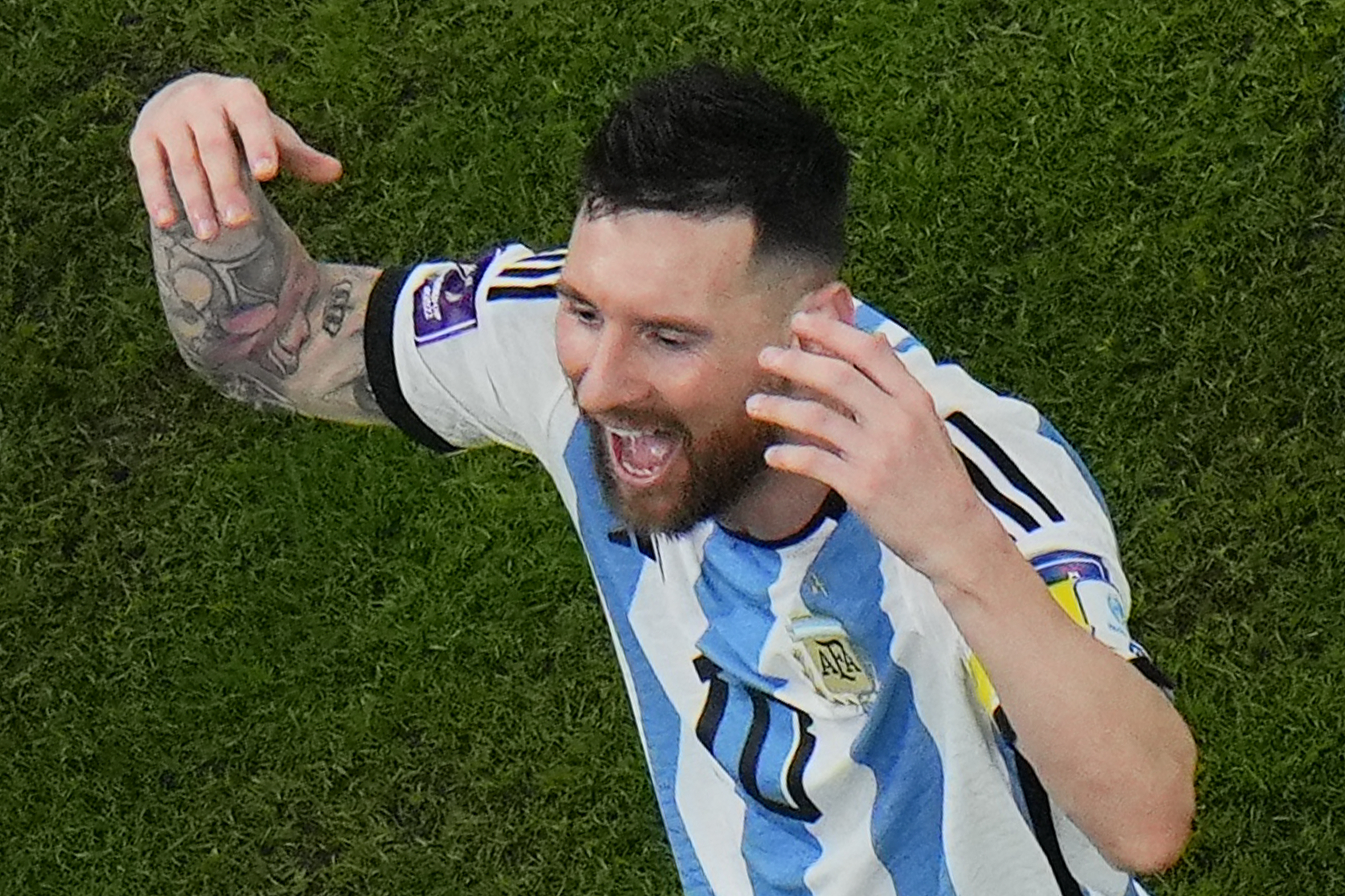 Lionel Messi celebra tras la victoria de Argentina 3-0 ante Croacia en las semifinales del Mundial, el martes 13 de diciembre de 2022, en Lusail, Qatar. (AP Foto/Hassan Ammar)