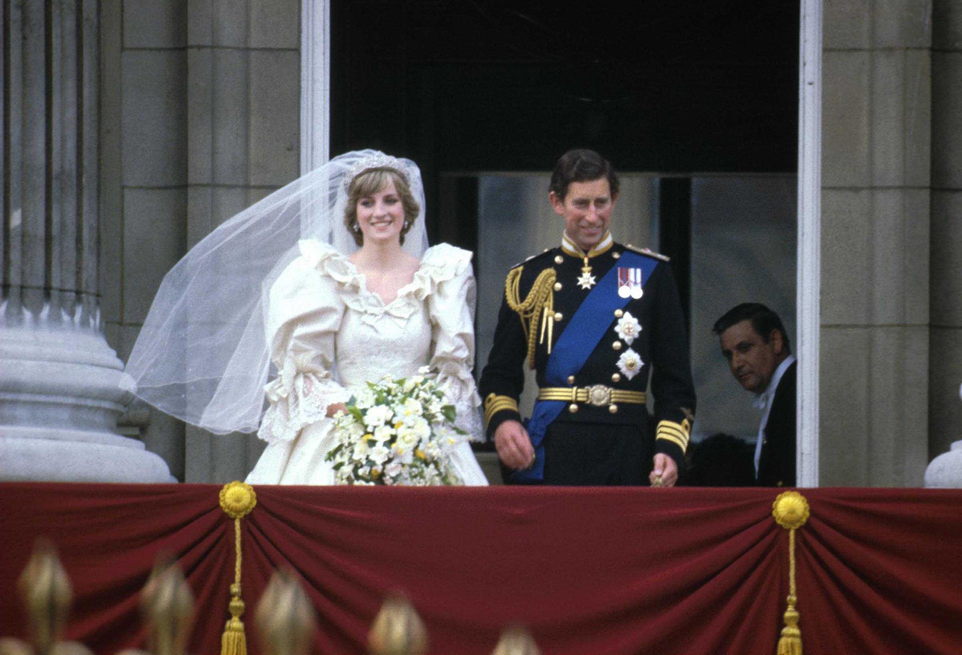 Lady Di y el príncipe Carlos a la salida de su boda en la catedral de San Pablo, Londres, el 29 de julio de 1981 (Express Newspapers/Getty Images)