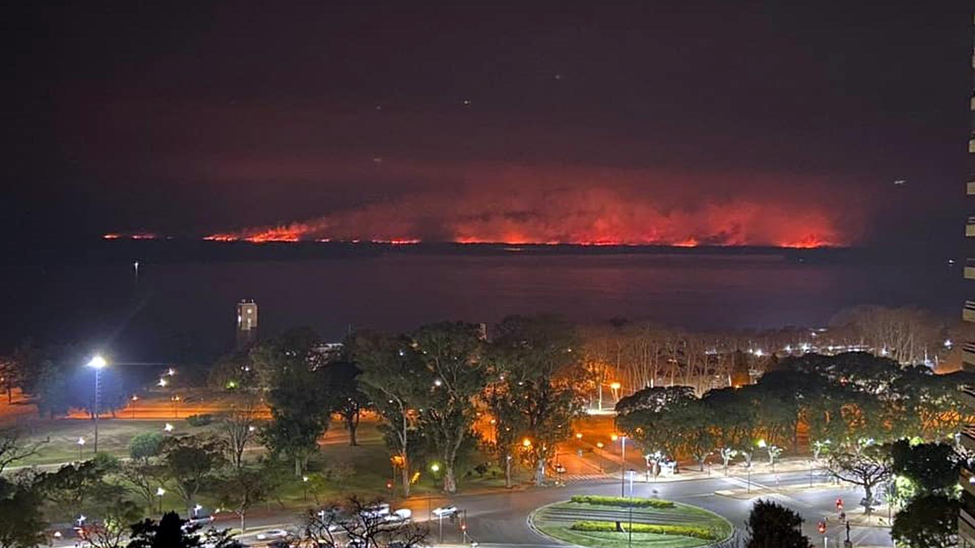 Los incendios en las islas del Delta del Paraná desde la ciudad de Rosario (@tanea_coronato)
