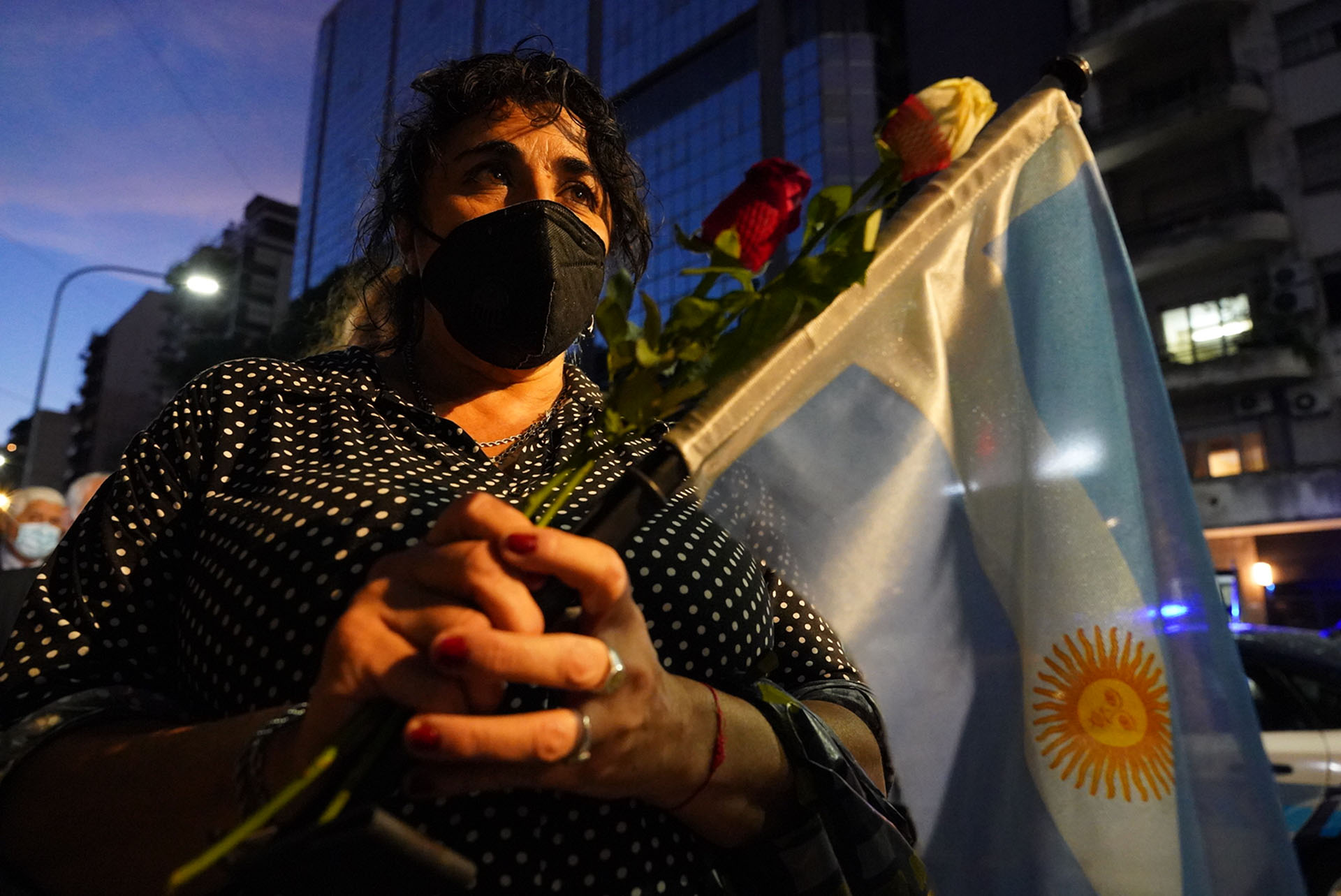 Fueron varias las personas que llevaron la bandera argentina
