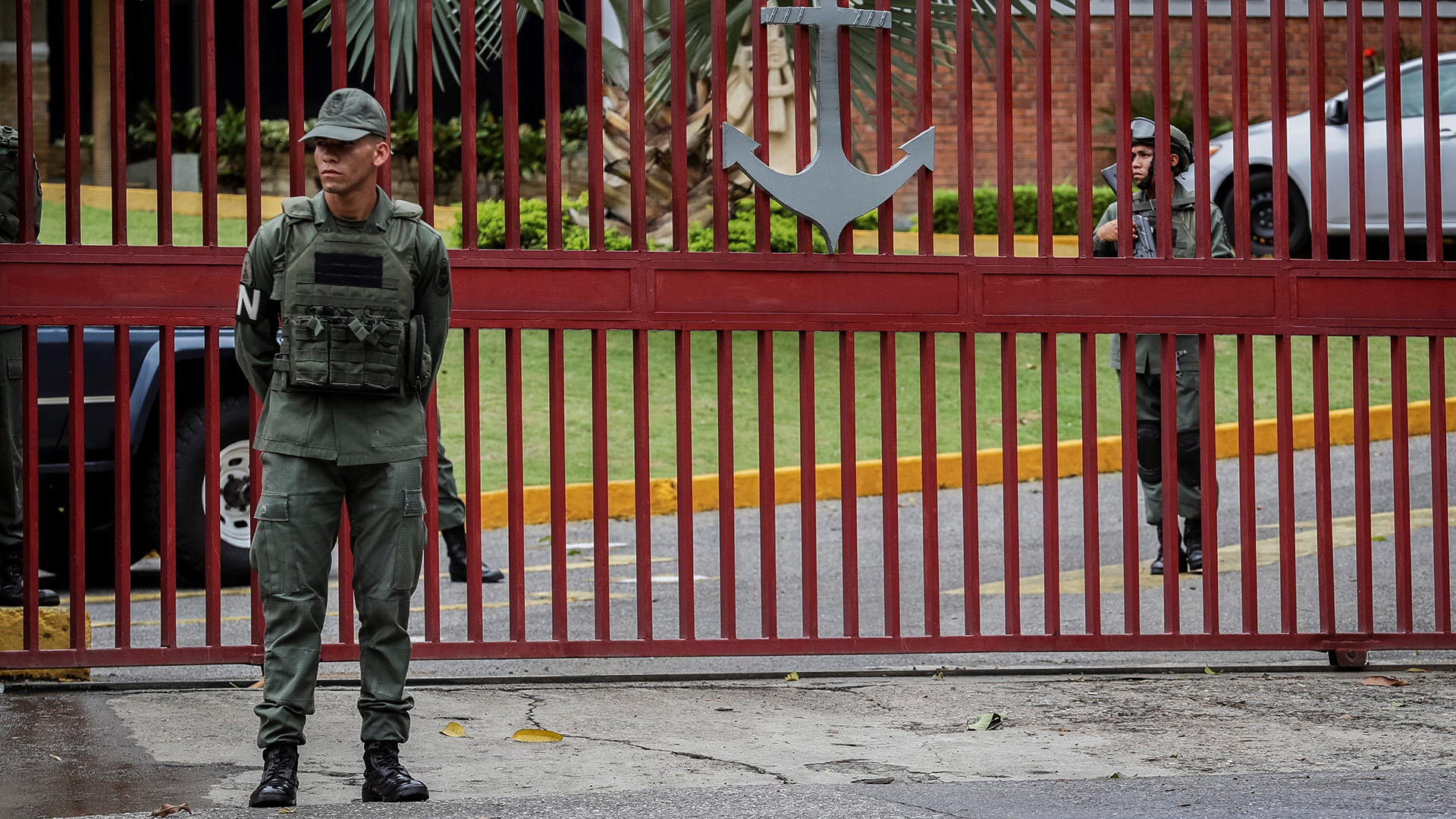 Militares custodian la entrada del Comando General de la Armada Bolivariana este lunes en Caracas (Foto: EFE/ Rayner Peña R.)