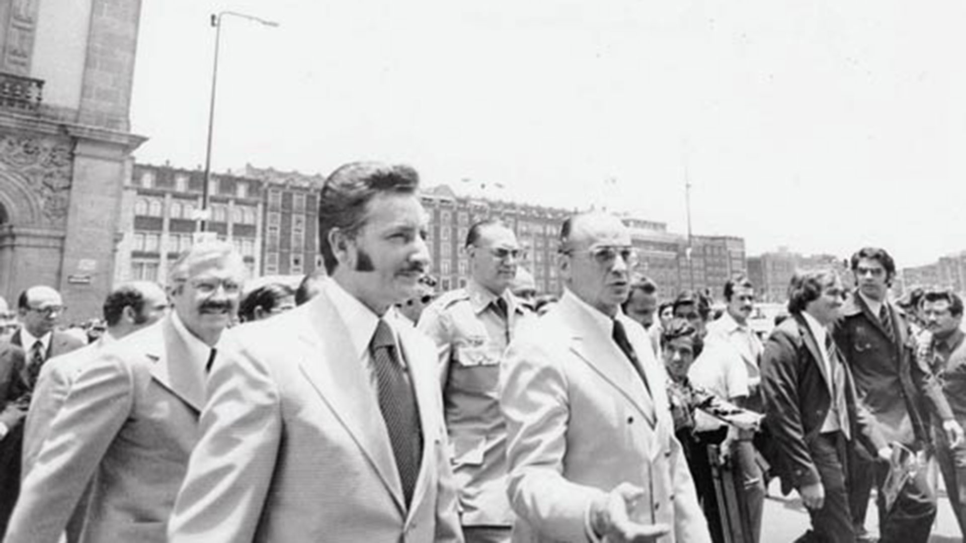 El entonces presidente Luis Echeverría (derecha)