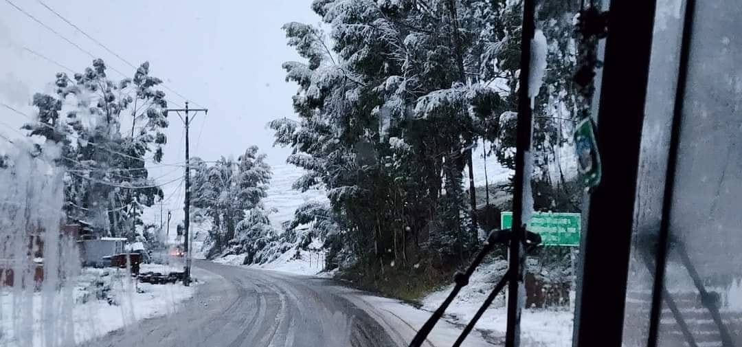 Turistas también quedaron sorprendidos por la inusual caída de nieve en el Cusco