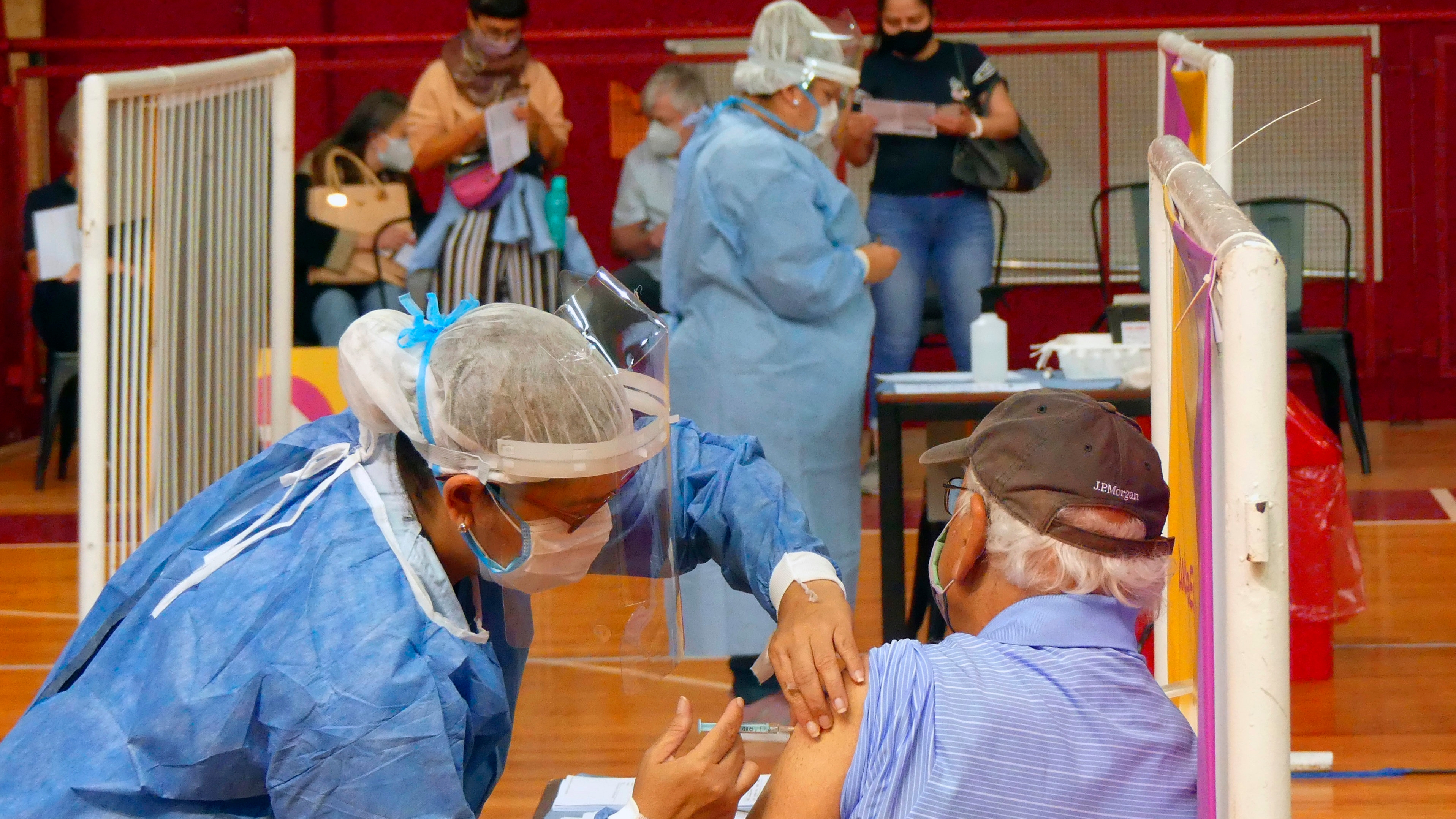 Argentina recibió 99.700.395 dosis desde el inicio del Plan de Vacunación contra el coronavirus iniciado hace casi un año, el 29 de diciembre de 2020 (EFE/Enrique García Medina)

