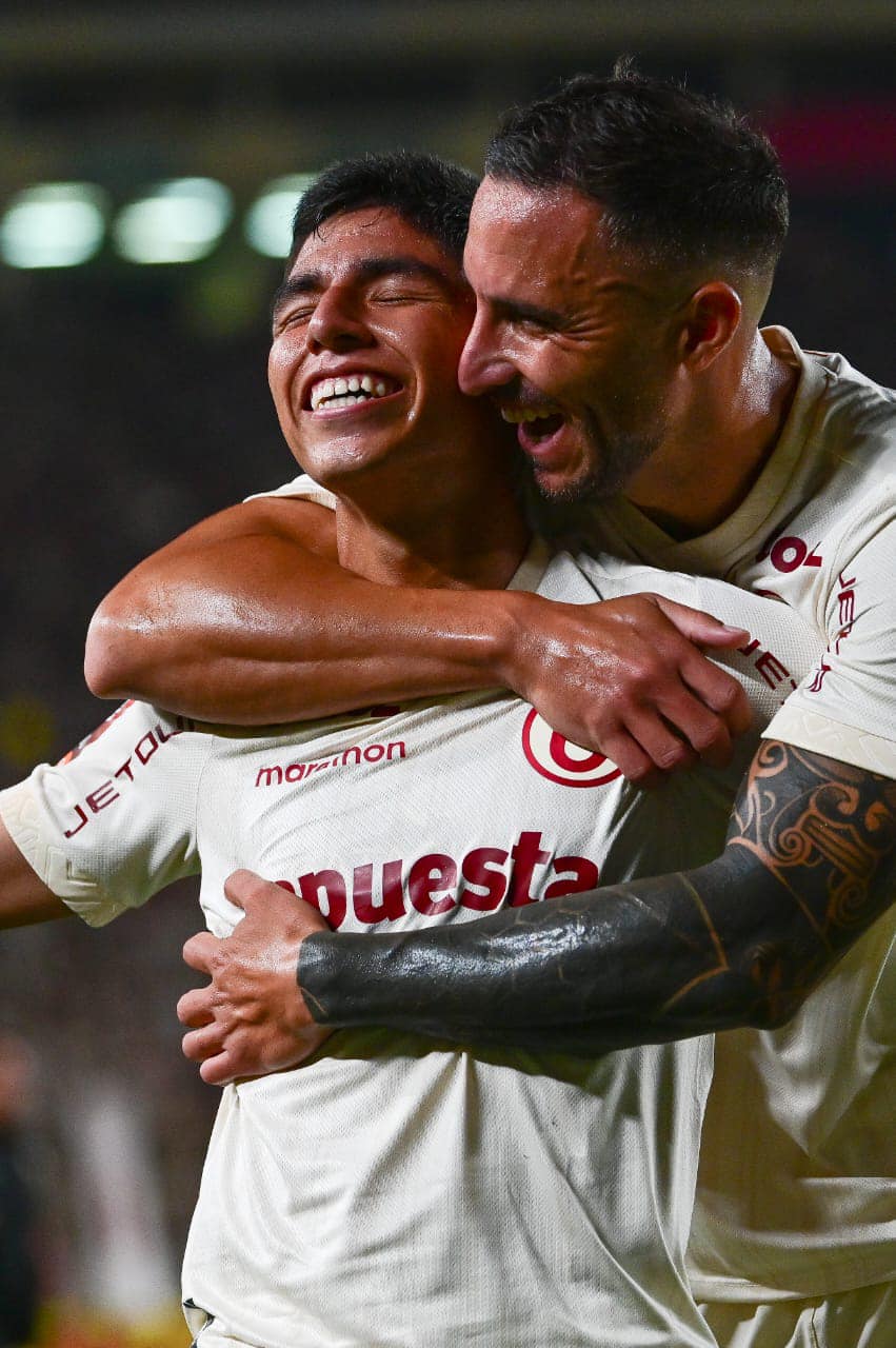 Piero Quispe y Emanuel Herrera celebran la victoria de Universitario. (Liga 1)