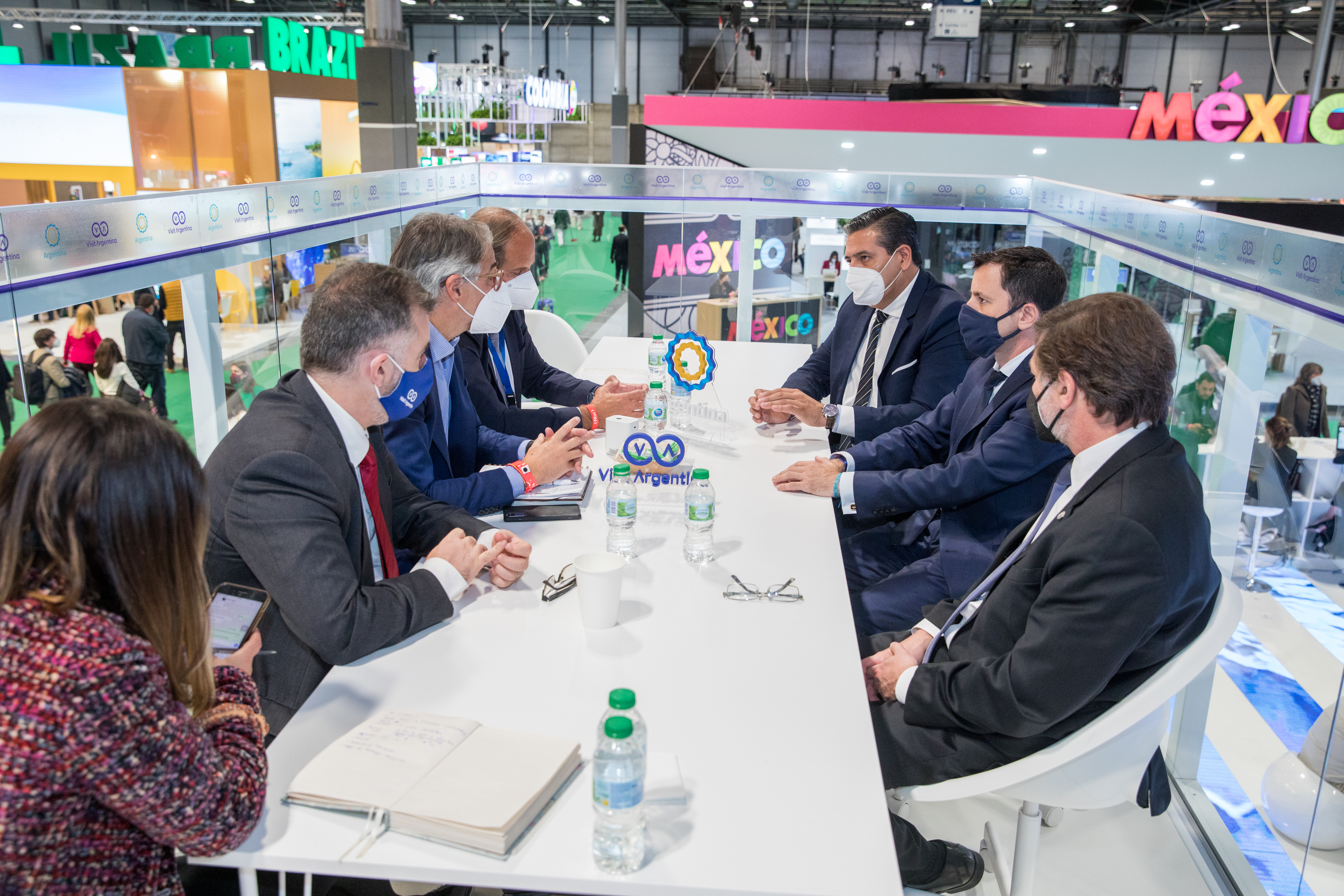 Ricardo Sosa y el equipo de Inprotur durante la reunión con Air Europa en la Fitur