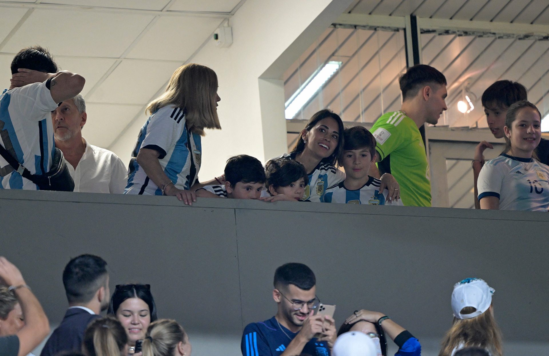 Antonela Roccuzzo y familia en la fiesta de la Selección (AFP)
