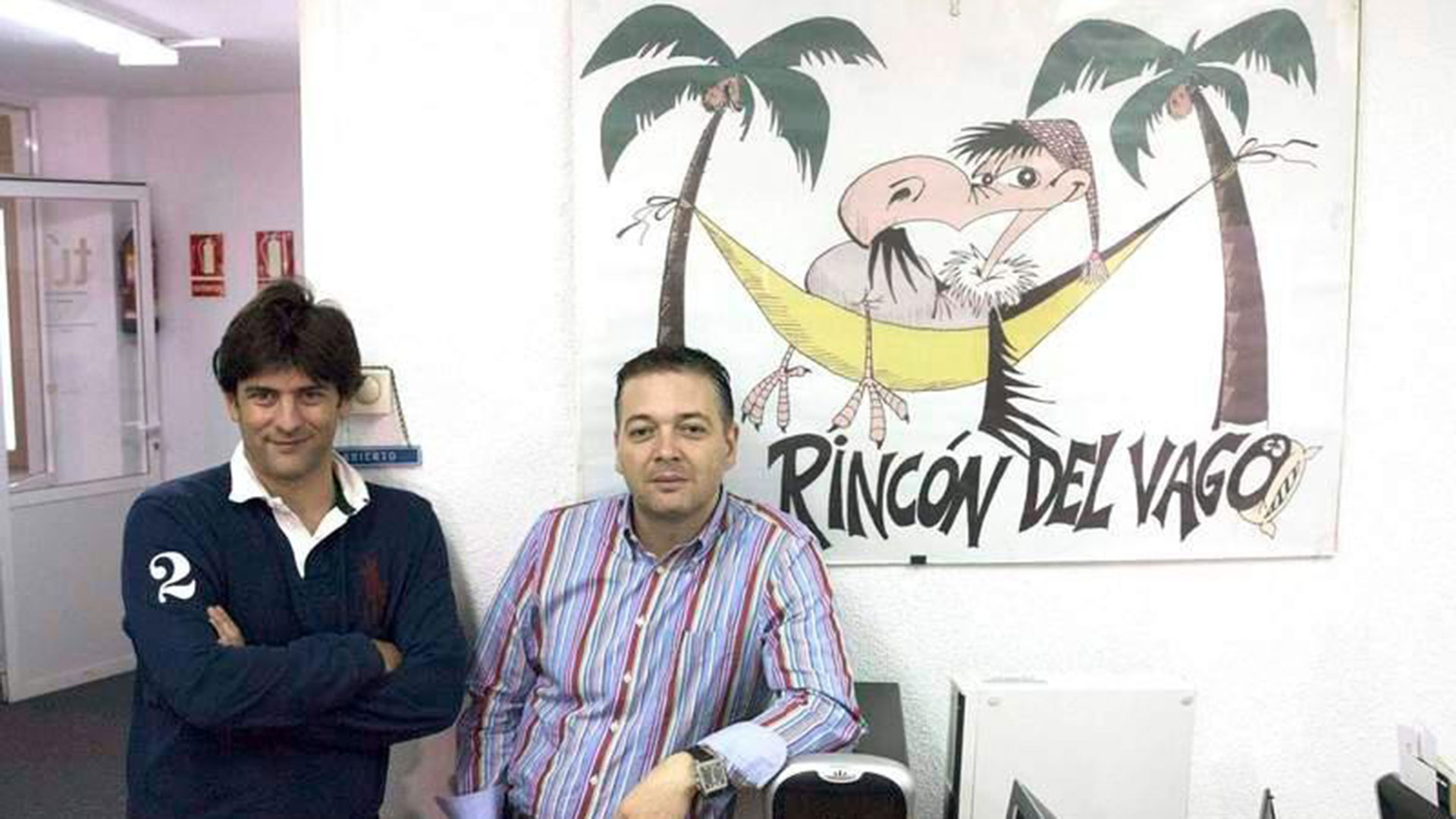 Miguel Ángel Rodero y Javier Castellanos con un cuadro del icónico buitre del Rincón del Vago, en las oficinas de la empresa. La fundaron en 1998 y se desvincularon en 2016