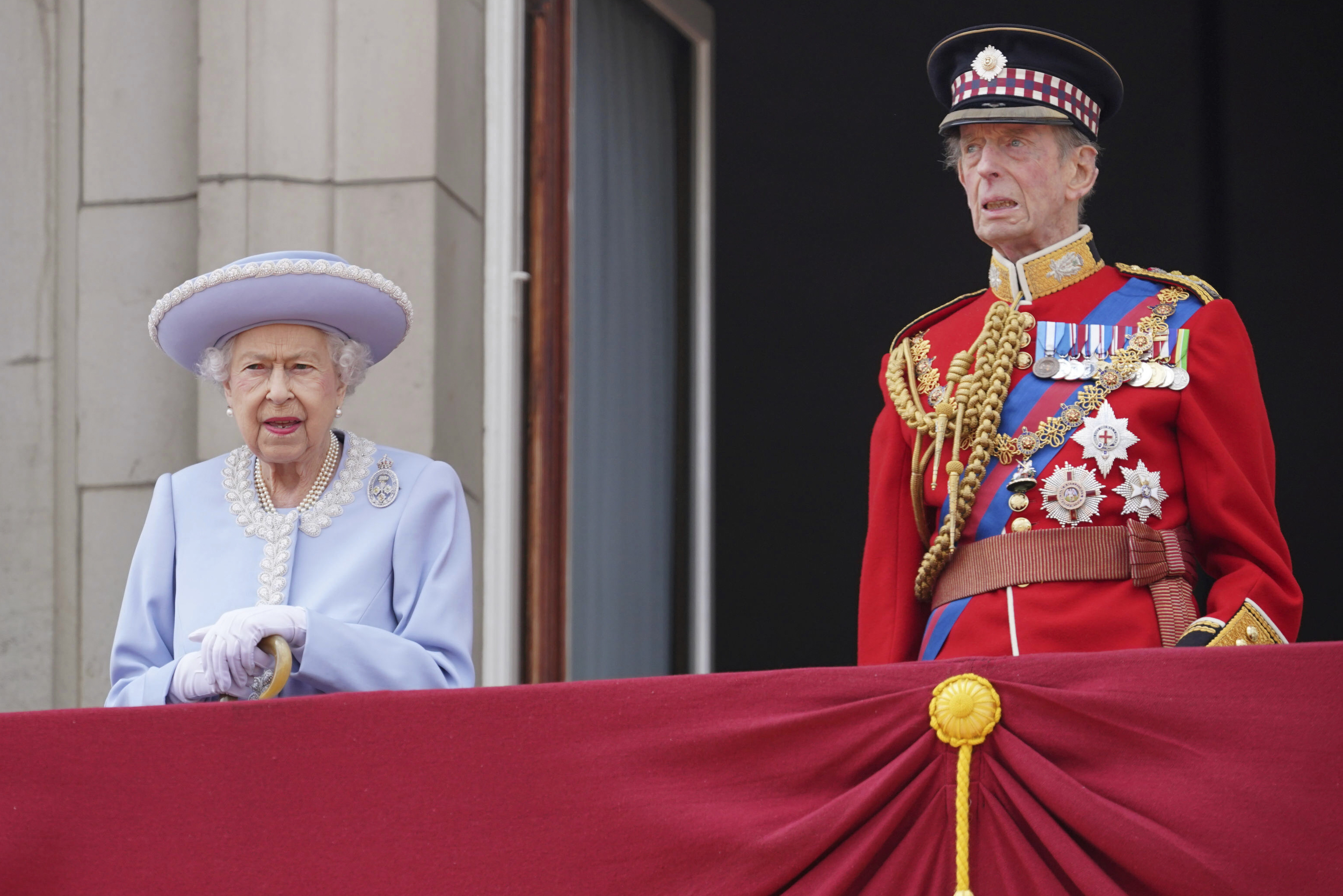 La reina Isabel II y el duque de Kent miran desde el balcón de Buckingham Place. (Jonathan Brady/Foto de la piscina vía AP)