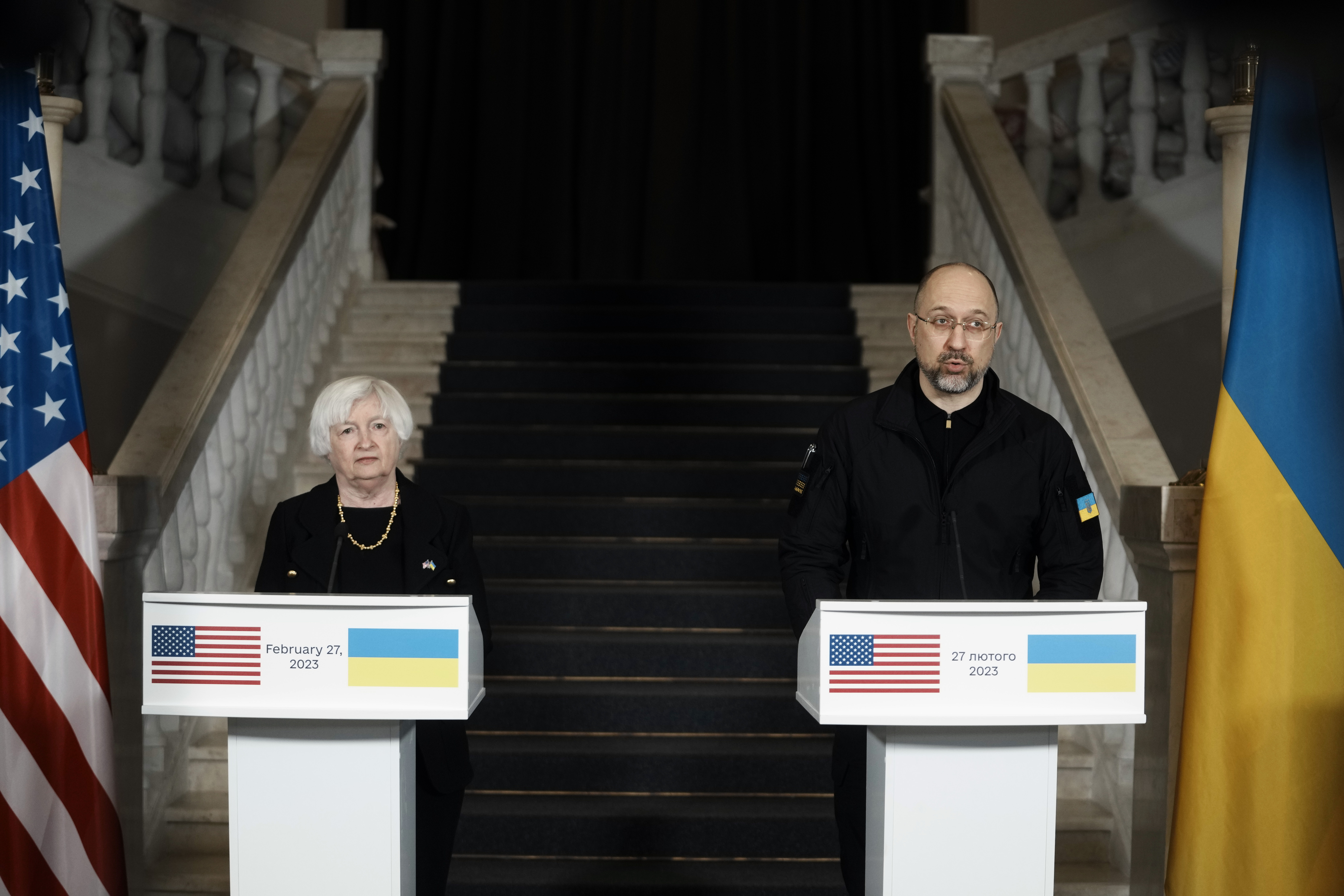 La secretaria del Tesoro de Estados Unidos, Janet Yellen, izquierda, y el primer ministro ucraniano Denys Shmyhal ofrecen una conferencia de prensa conjunta en Kiev (AP Foto/Thibault Camus)