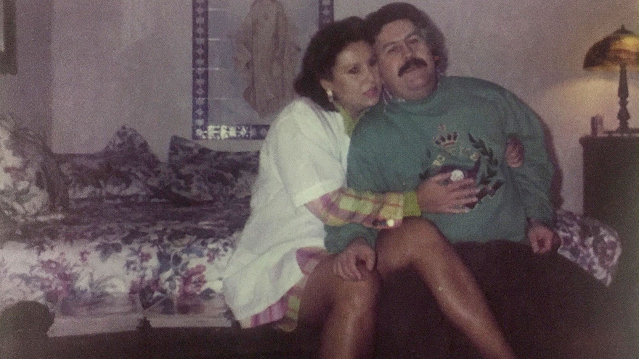 Pablo Escobar tuvo muchas amantes, pero siempre fue leal a su esposa Victoria Henao, a quien llamaba Tata y era la madre de sus dos hijos: Juan Pablo y Manuela (Victoria Eugenia Henao – Editorial Planeta)