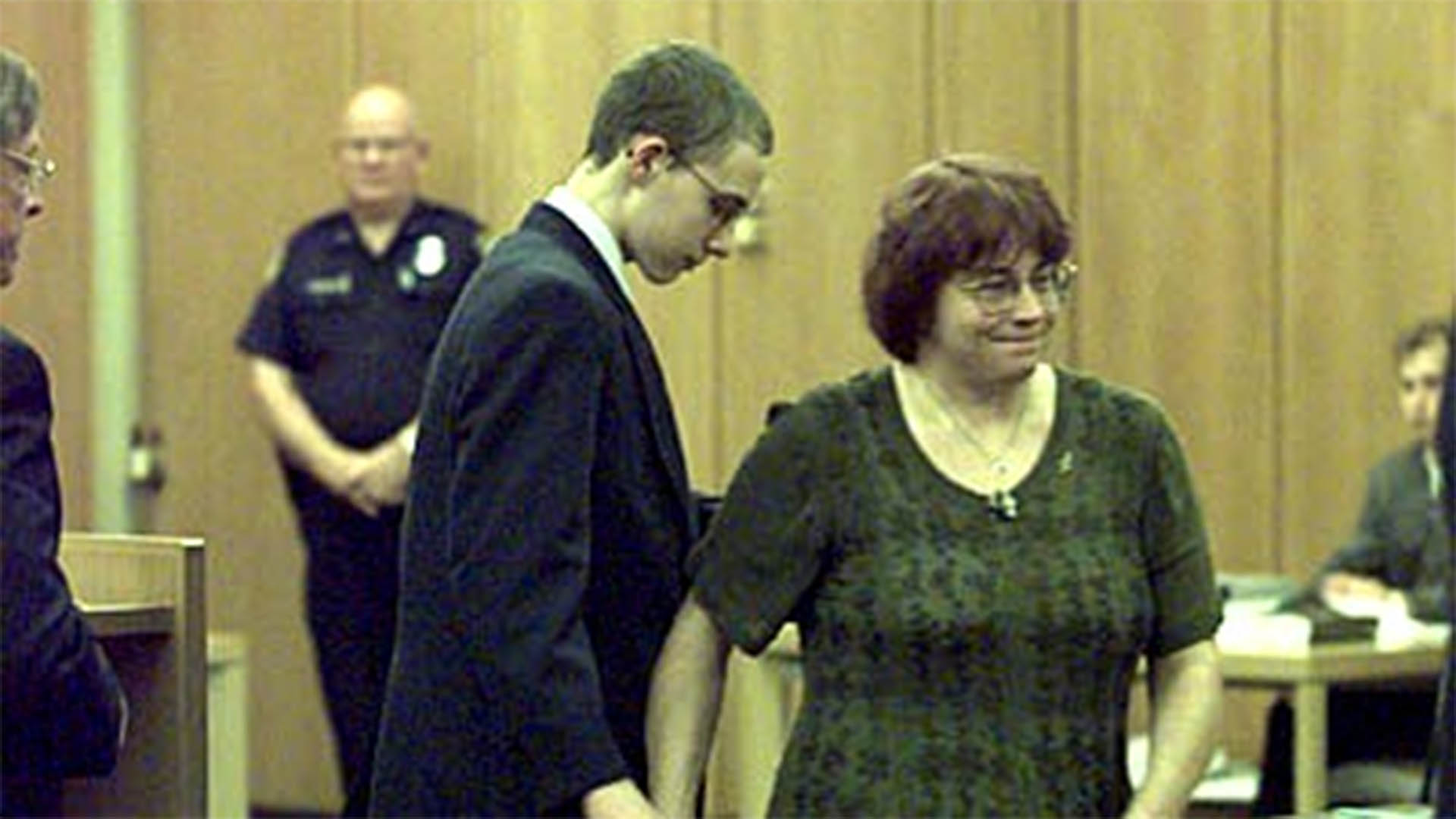 Joshua Phillips sostiene la mano de su madre Melissa Phillips el miércoles 7 de julio de 1999 en Bartow, Florida, mientras se alejan del podio en la corte después de ser interrogados por el abogado defensor Richard D. Nichols (AP Photo/John Pemberton, Pool)