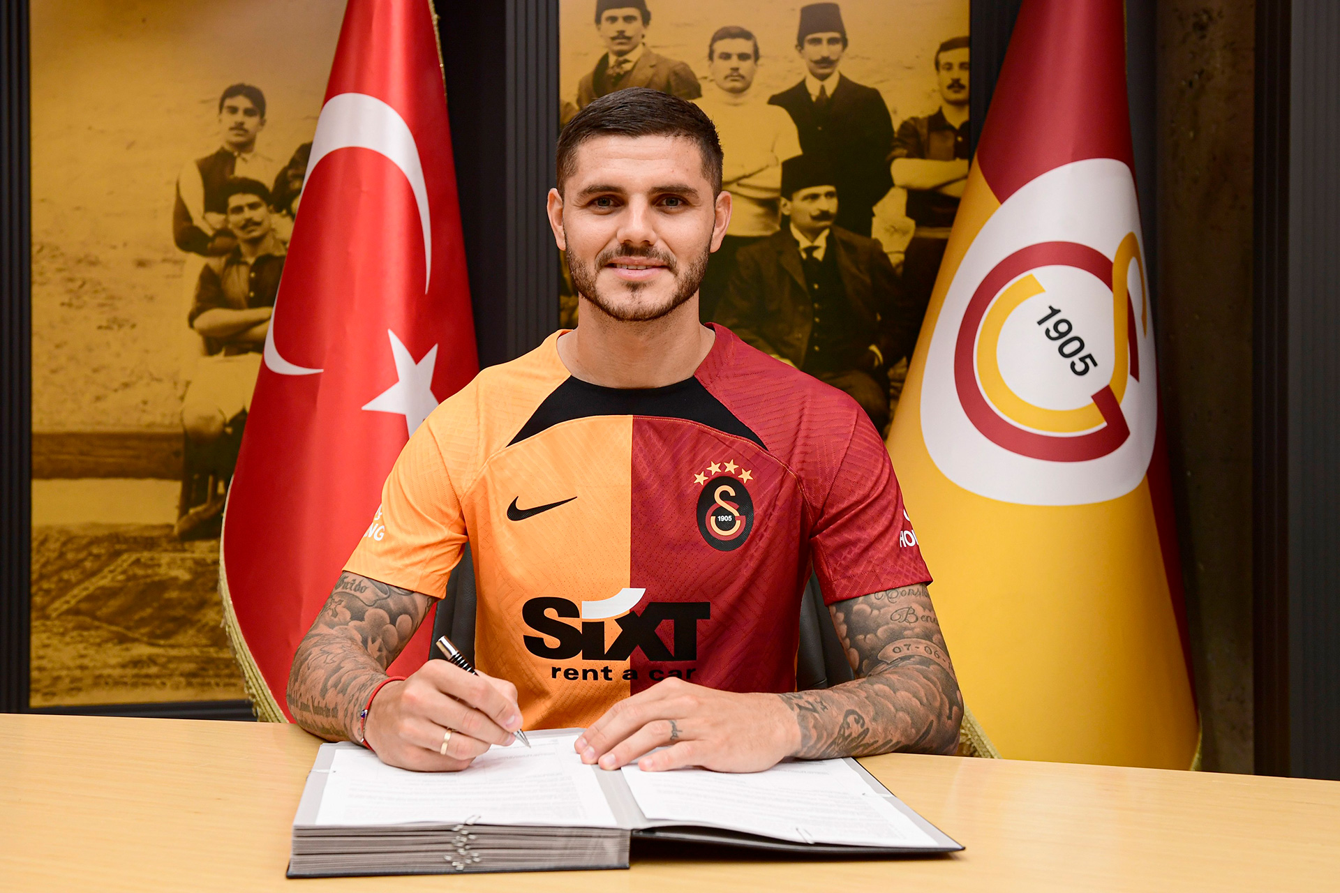 Mauro Icardi firma su contrato con en el Galatasaray de Turquía. El delantero llegó a préstamo desde PSG (@GalatasaraySK)