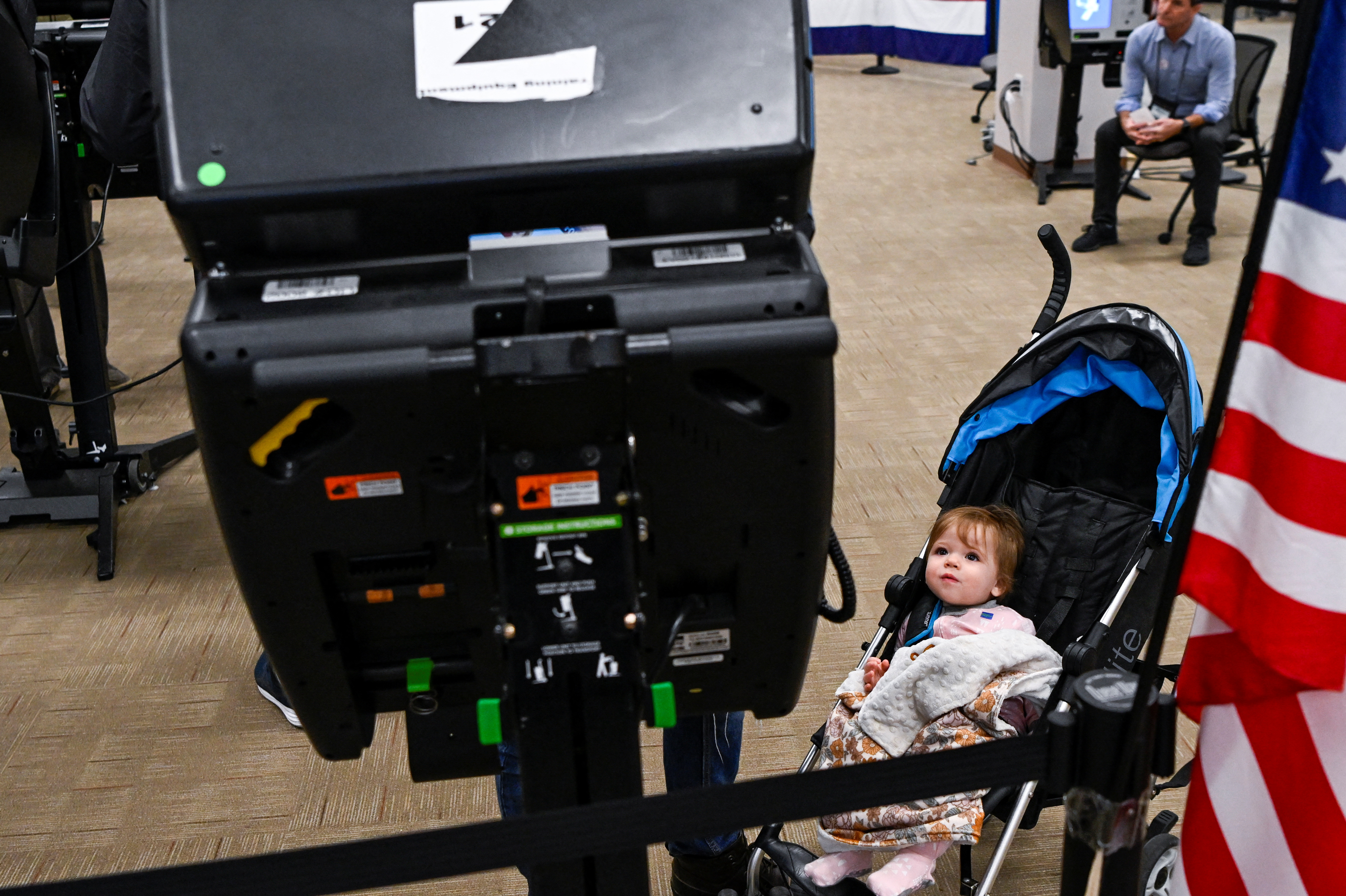 Un bebé observa a su padre votando con anticipación en las elecciones de medio término en un centro de Columbus, Ohio.  (REUTERS/Gaelen Morse)