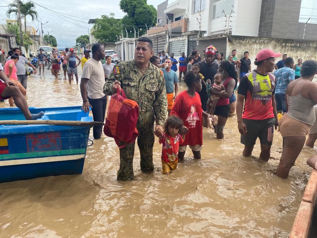 Las Fuerzas Armadas enviaron a 500 uniformados a ayudar a las personas afectadas. (Armada del Ecuador)