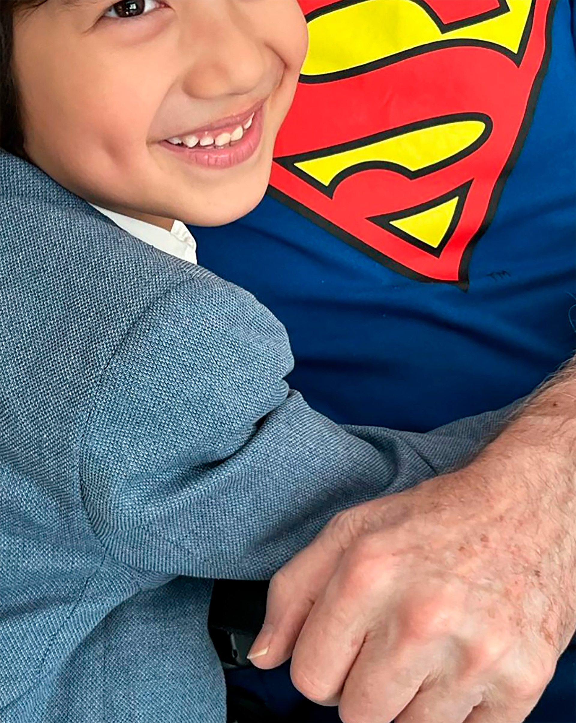 Guillermo Jr, abraza a su papá en el día de su cumpleaños. Vilas se disfrazó de Superman para celebrar los 6 años de su hijo (Instagram)
