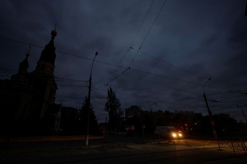 Una furgoneta avanza por una calle oscura en Mikoláiv (REUTERS/Valentyn Ogirenko)