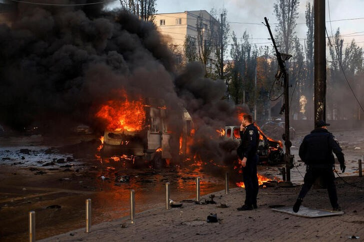 Autos, en llamas después de los ataques de misiles rusos, mientras el ataque de Rusia continúa, en Kiev, Ucrania. 10 de octubre de 2022. REUTERS/Valentyn Ogirenko/Archivo