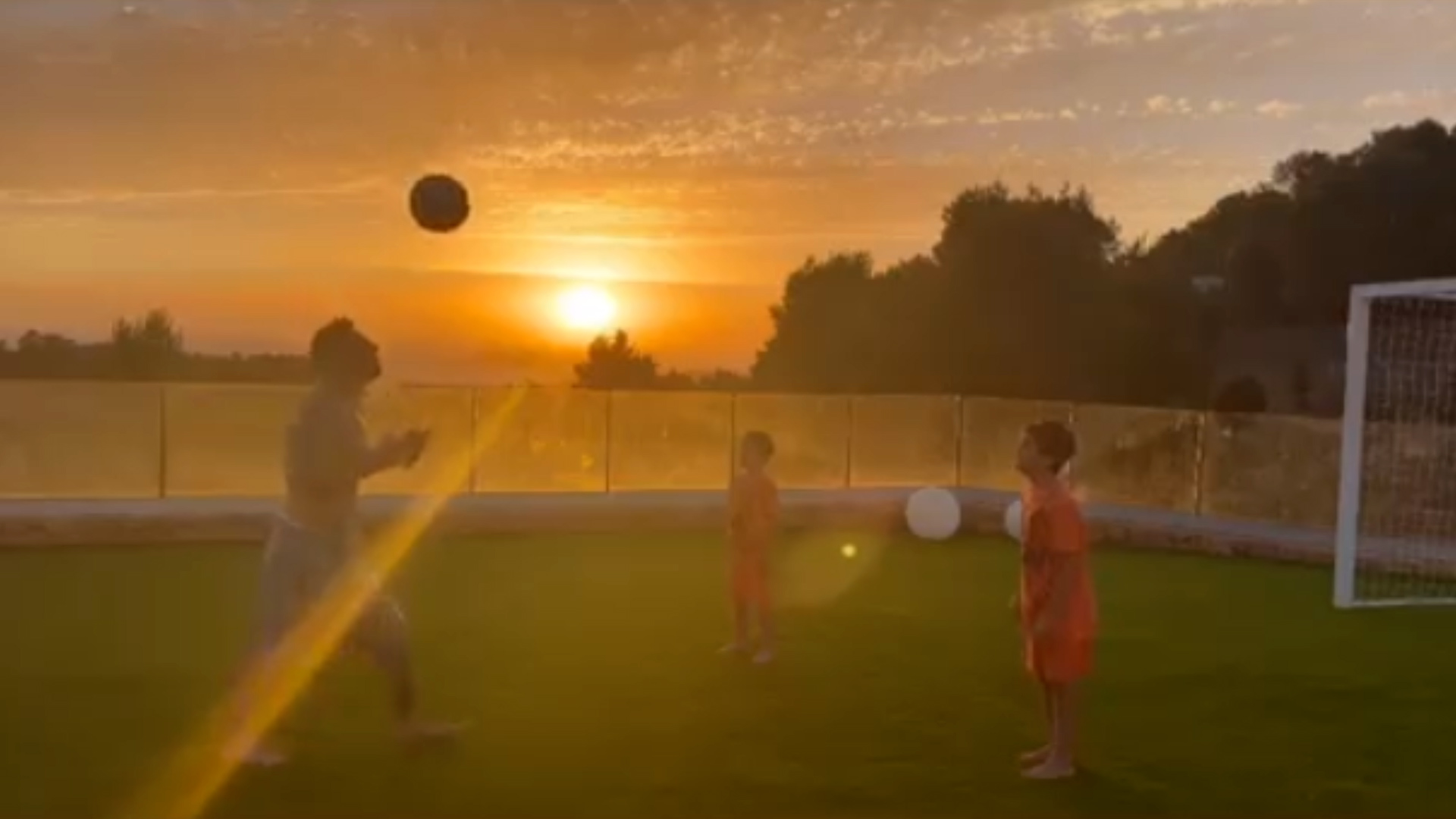 Lionel Messi jugando cabezazos con sus hijos en sus vacaciones