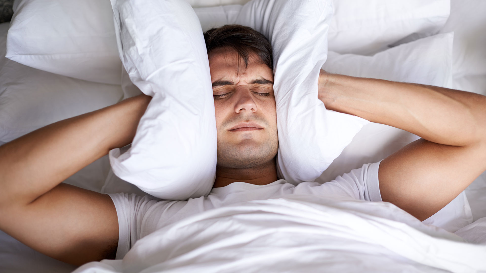 El insomnio y dormir demasiado o muy poco se vinculó con un aumento del 13% en el riesgo (Getty Images)