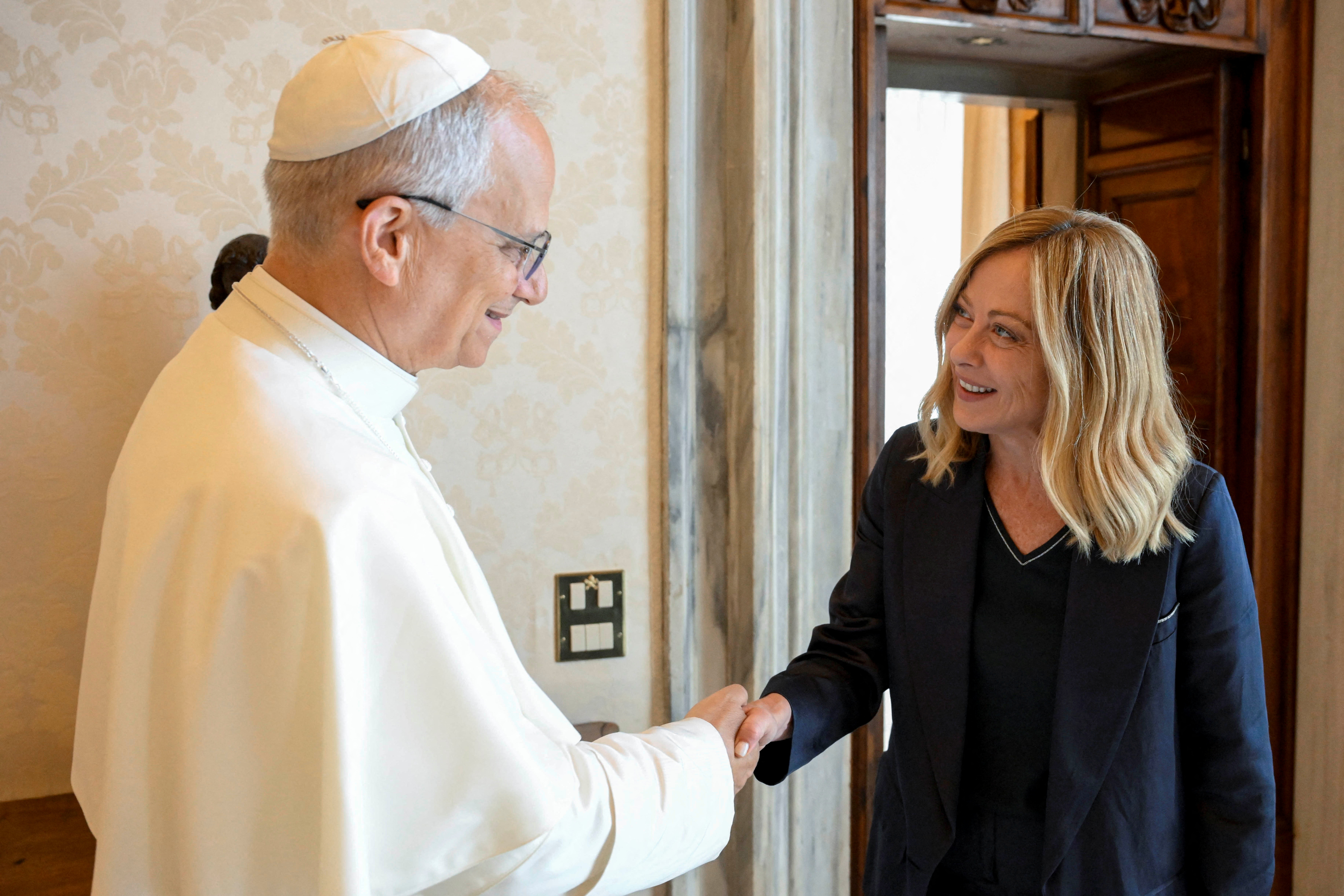 Giorgia Meloni expresó su apoyo al papa León XIV y destacó la "serenidad" con la que anunció la operación a la que debe someterse