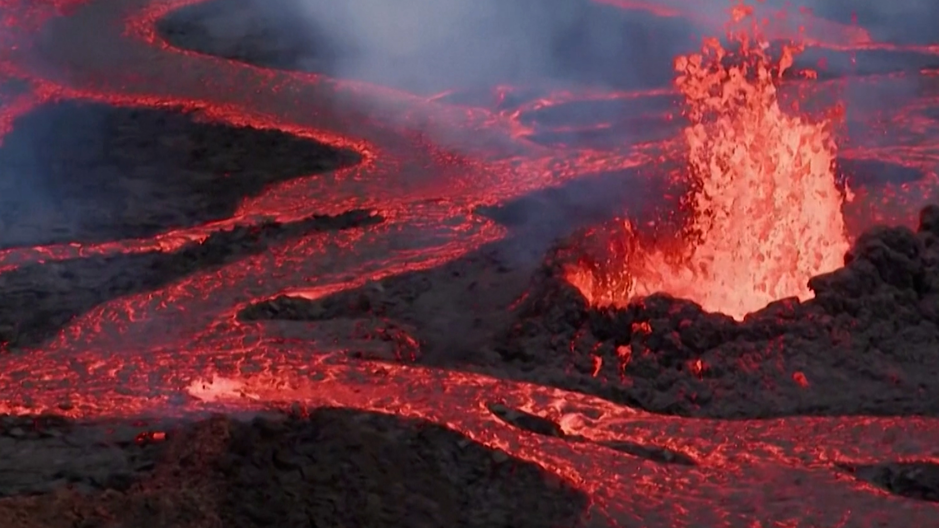 Las impactantes imágenes aéreas de la erupción del Mauna Loa, el volcán activo más grande del mundo  