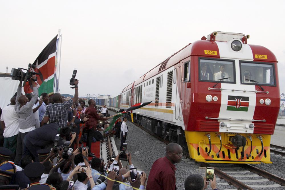 ARCHIVO - Un tren de carga SGR viaja desde el depósito de contenedores del puerto en un ferrocarril respaldado por China que cuesta casi 3.300 millones de dólares, inaugurado por el presidente de Kenia como uno de los mayores proyectos de infraestructura del país desde la independencia, en Mombasa, Kenia, el 30 de mayo de 2017, como parte de un plan para unir una gran parte de África Oriental a un importante puerto en el Océano Índico, ya que China busca aumentar el comercio y la influencia. (AP Photo/Khalil Senosi)