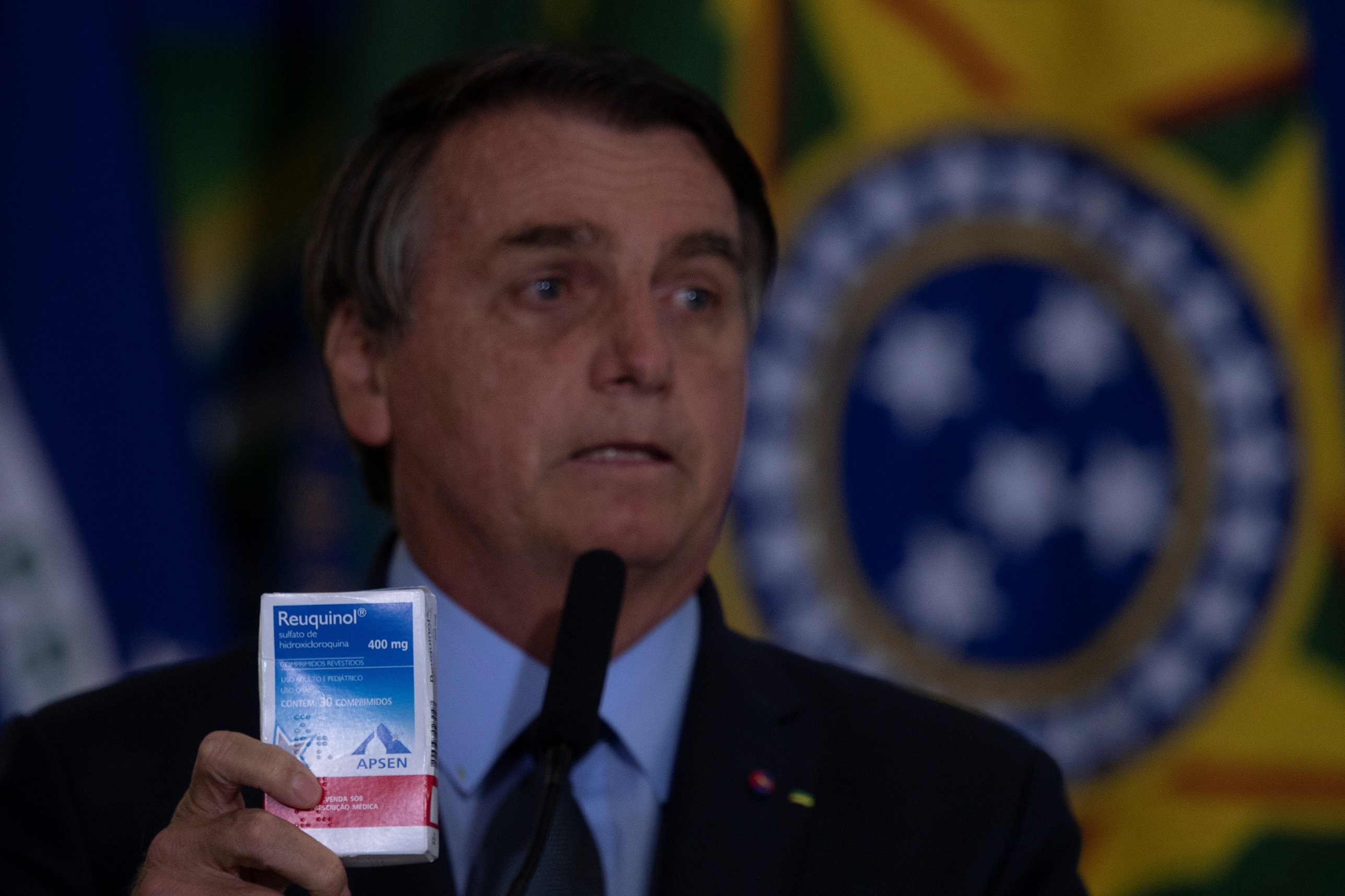 En la imagen, el presidente de Brasil, Jair Bolsonaro, muestra un medicamento de cloroquina (Foto: EFE/Joédson Alves)
