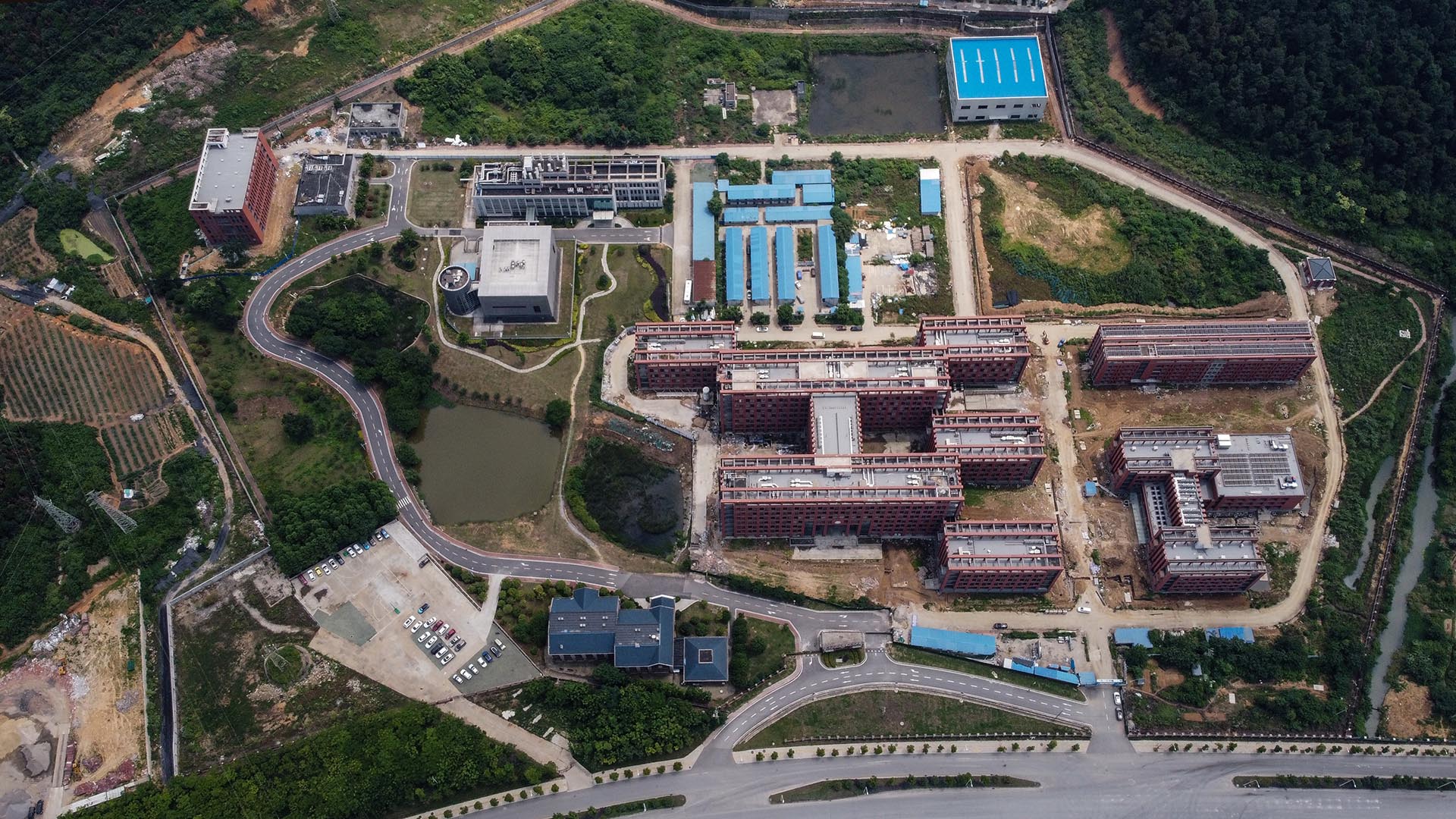 Esta foto aérea de archivo tomada el 27 de mayo de 2020 muestra el laboratorio P4 (centro, en forma de L) en el campus del Instituto de Virología de Wuhan. El laboratorio ha quedado en el centro de las sospechas: allí pudo originarse el coronavirus que ya mayó a 3 millones y medio de personas en todo el mundo (AFP)