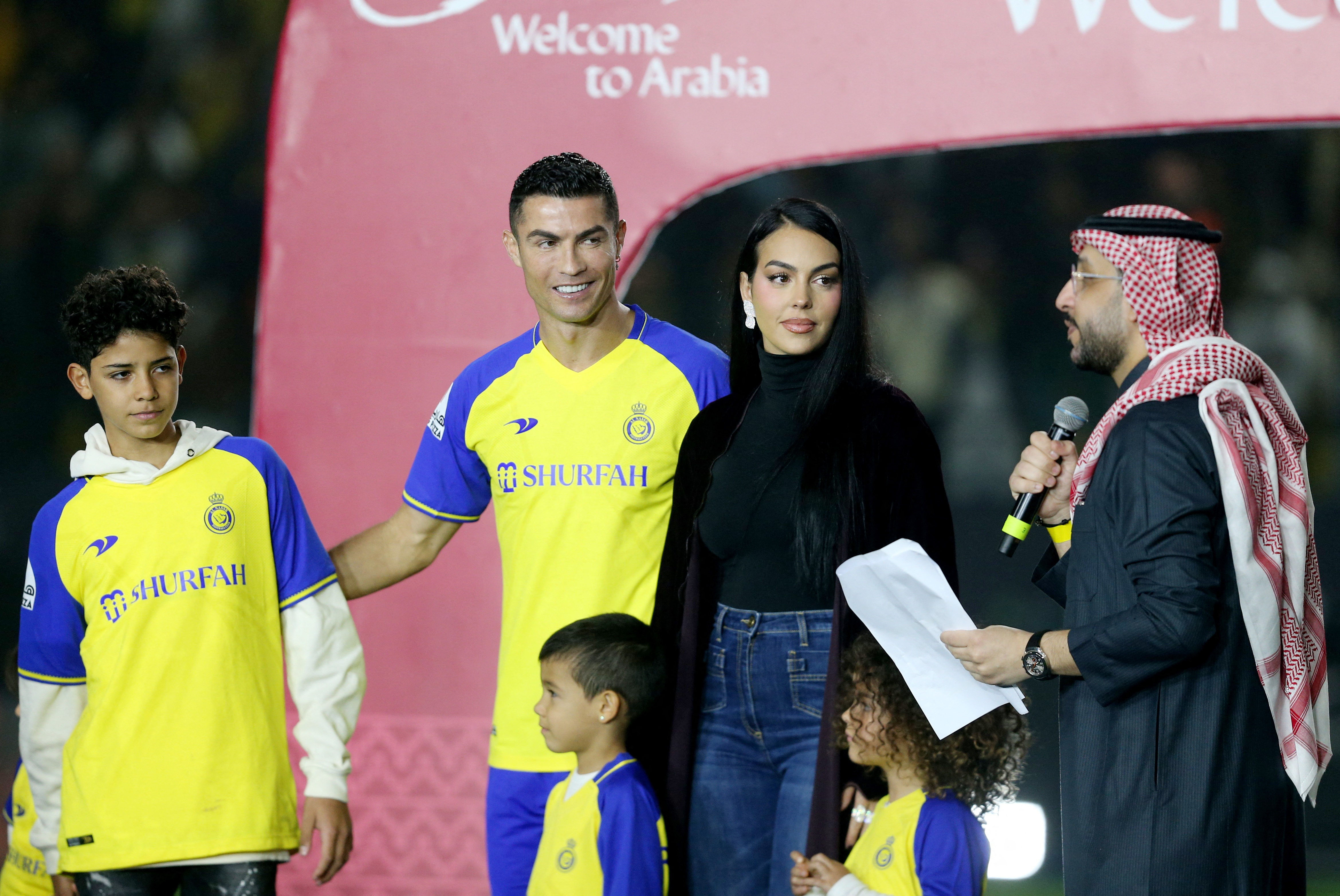 Cristiano junto a Georgina y sus hijos en la presentación como nuevo jugador del Al Nassr, en Arabia Saudita (REUTERS/Ahmed Yosri)