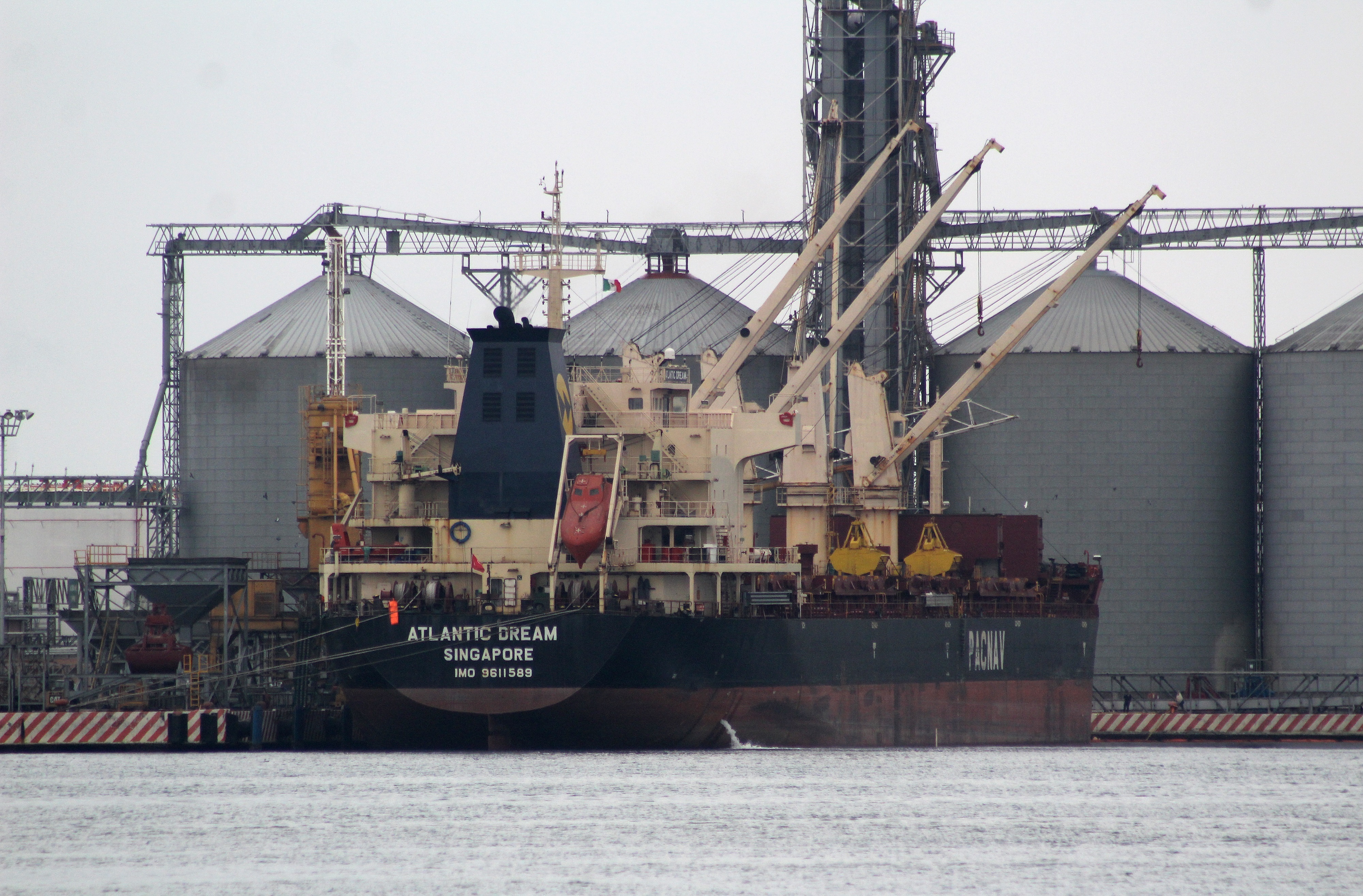 Fotografía de archivo de las instalaciones para descarga de mercancías, en el puerto de Manzanillo. EFE/ Víctor Yáñez

