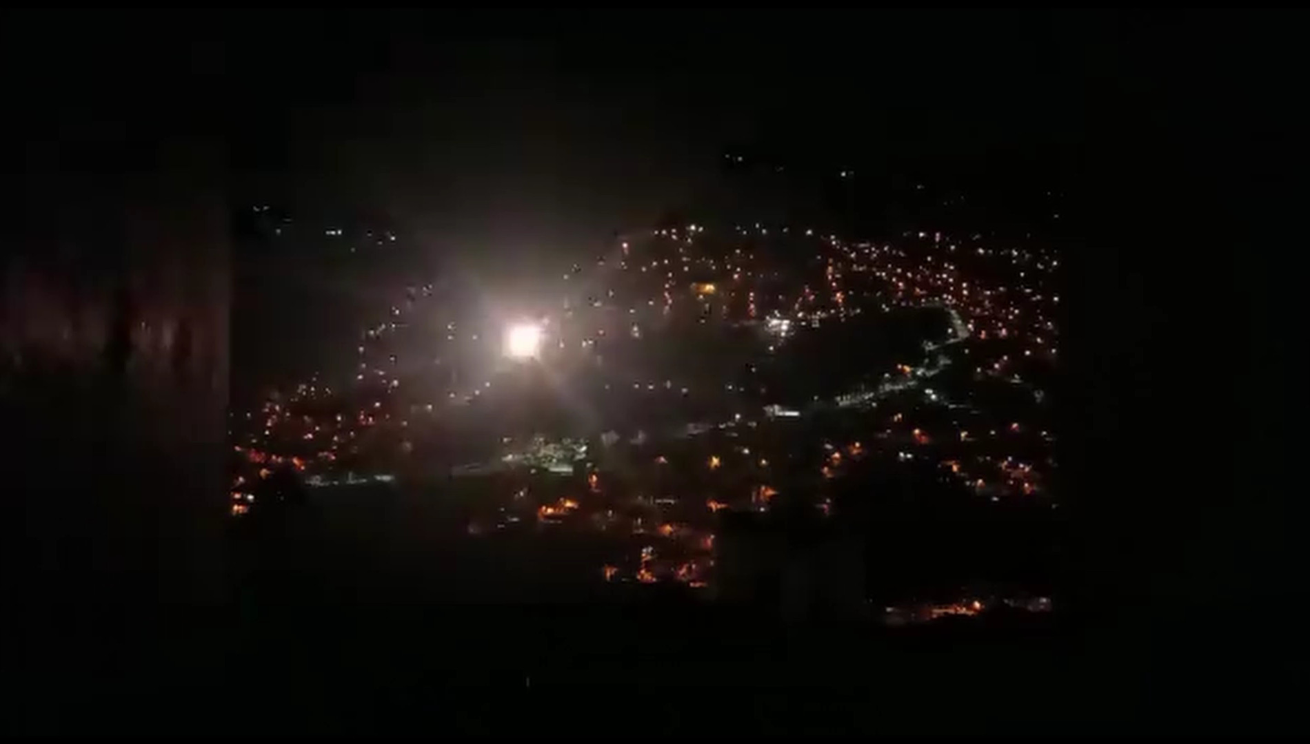Ciudad de Medellín de noche. Foto: Tomado de la cuenta de Twitter Denuncias Antioquia