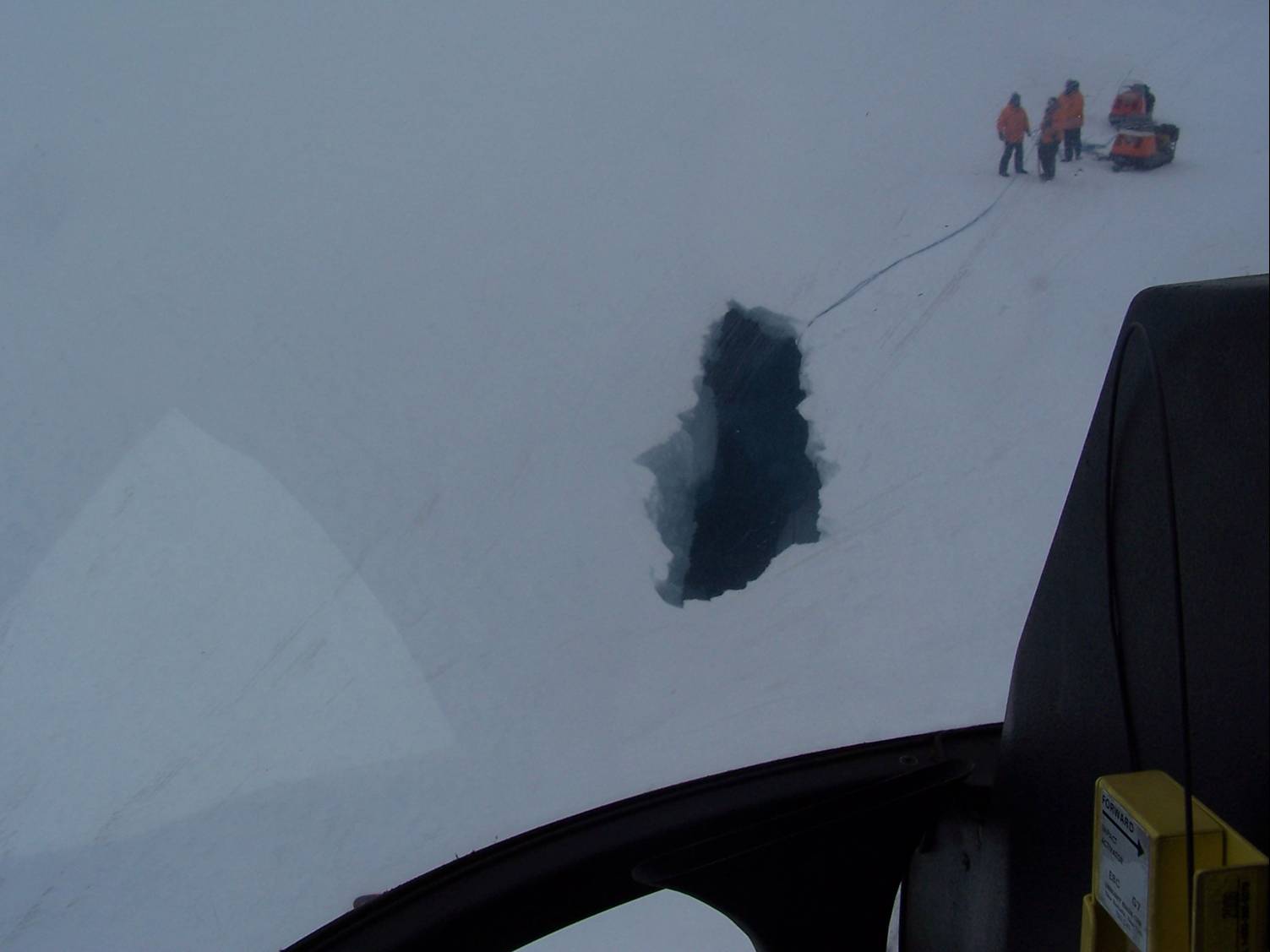 Una verdadera trampa mortal. La boca de la grieta vista desde el aire (Equipo de Rescate)