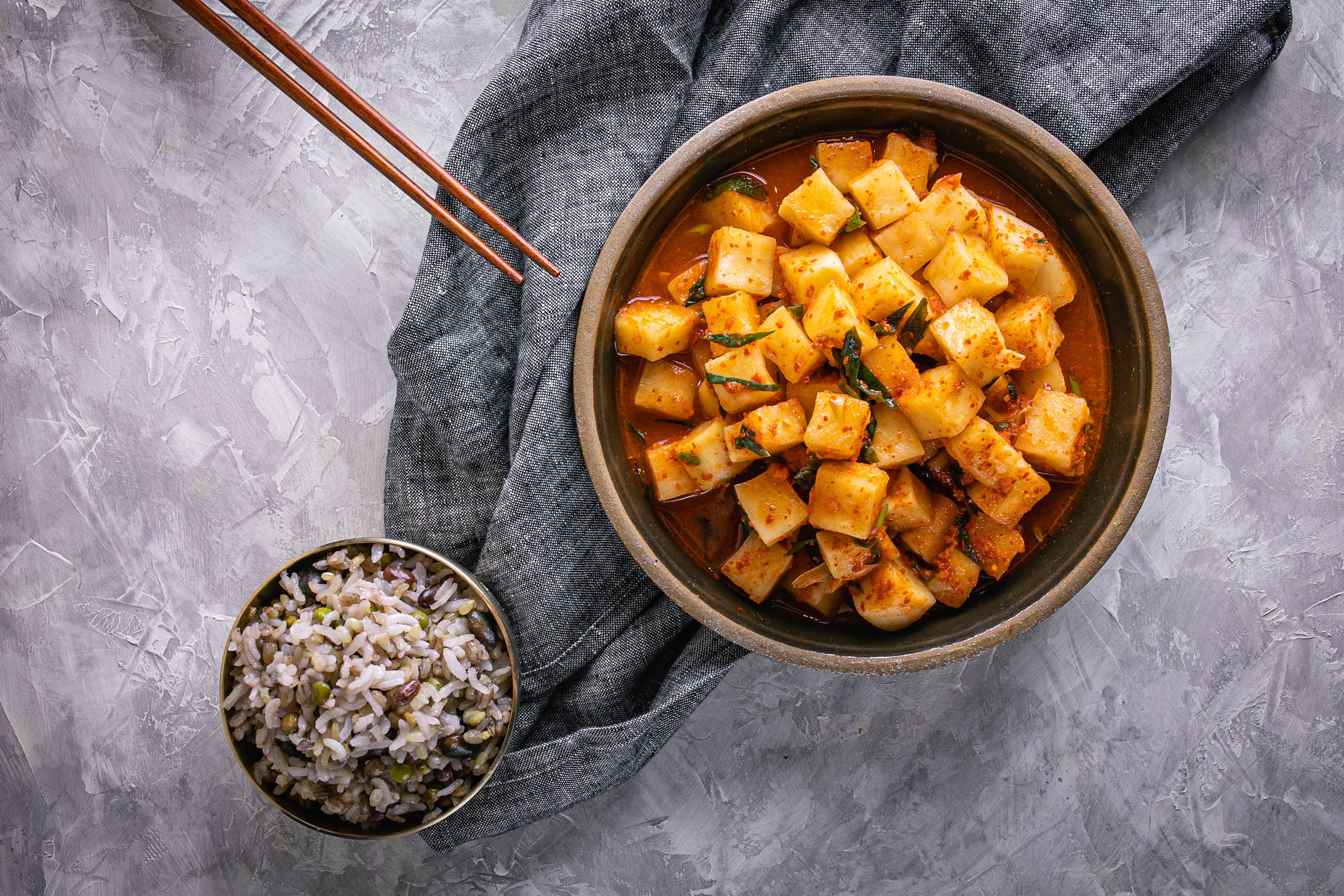 Entre los alimentos y bebidas que mejoran la salud intestinal se encuentran el kimchi, el chucrut, el kéfir, el yogur, el miso, la kombucha y las verduras en escabeche (Ornella Capone)