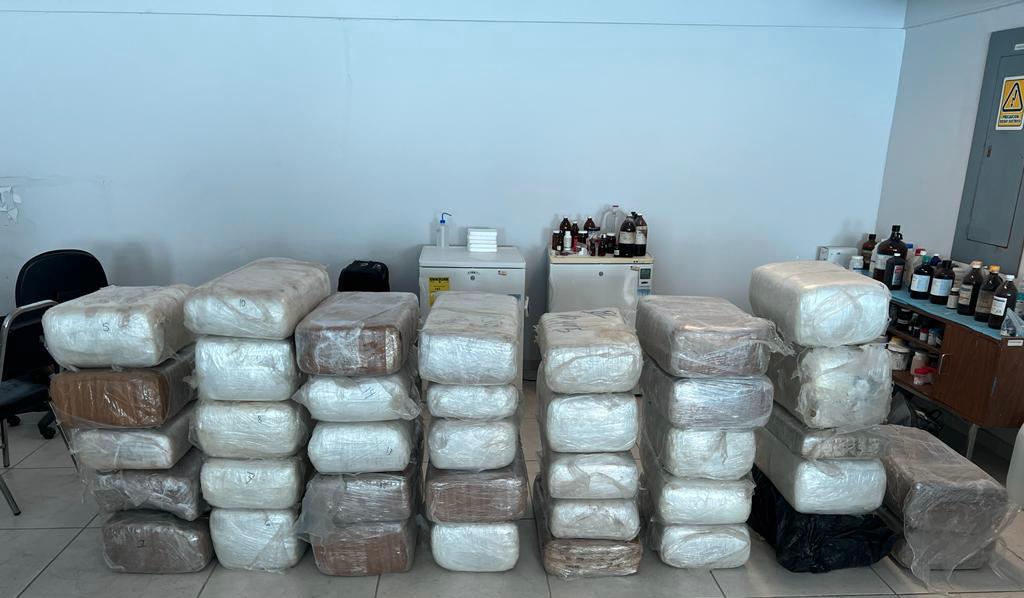 380 kilos de marihuana y mas de 800 pastillas de fentanilo fueron decomisadas a raíz de una denuncia anónima 
(Foto: FGJ Sonora)