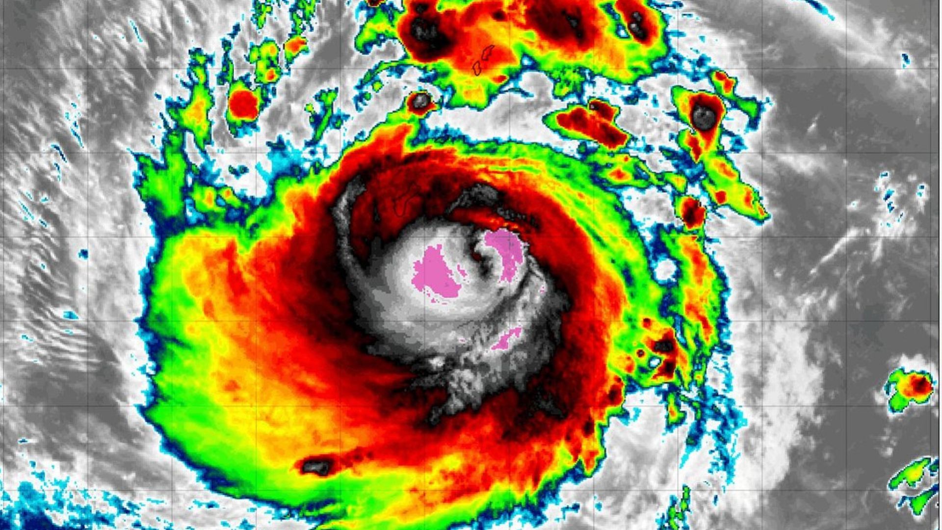 Imágenes satelitales del Instituto Cooperativo para la Investigación de la Atmósfera en el Estado de Colorado y la Agencia Meteorológica de Japón mostraron la trayectoria del tifón Mawar.