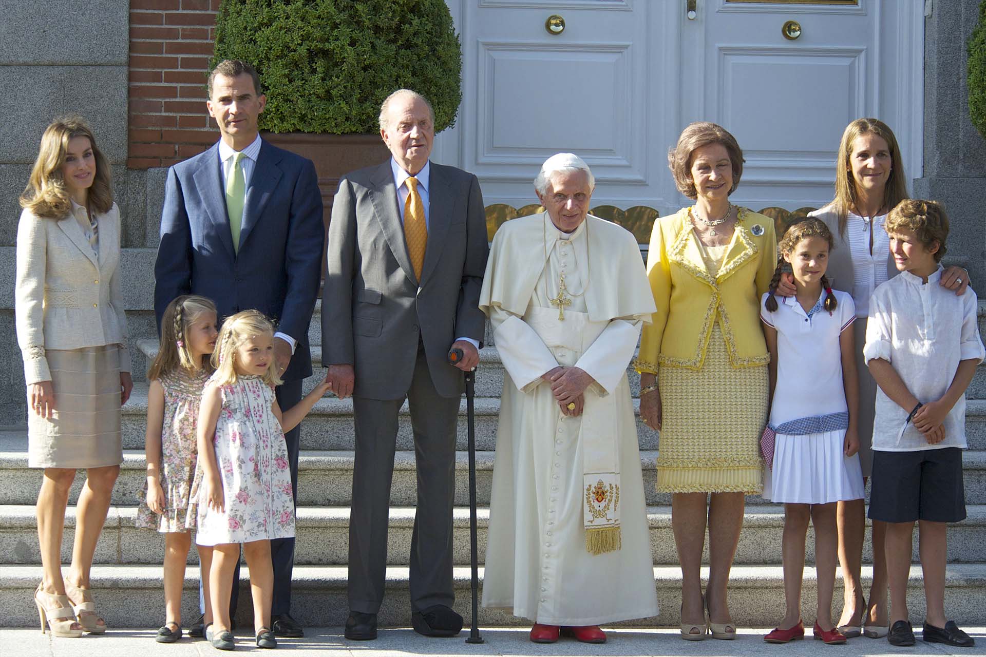 Agosto de 2011. El rey Juan Carlos posa junto al papa Benedicto XVI y toda su familia en la Zarzuela, Madrid (Shutterstock)