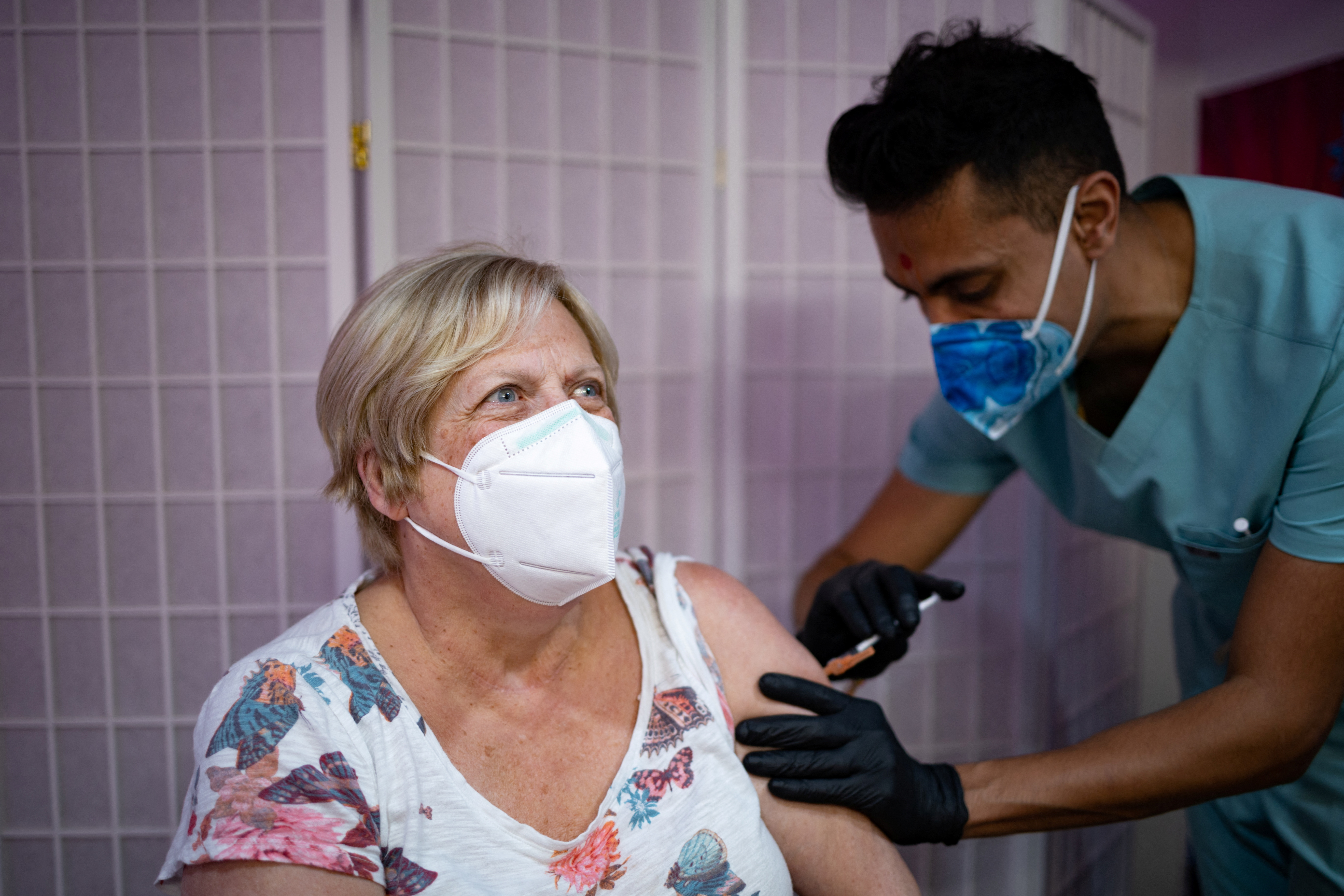 Una mujer recibe la vacuna de refuerzo de Moderna dirigida a las subvariantes BA.4 y BA.5 de Ómicron en una farmacia de Pensilvania, EEUU ( Reuters) 