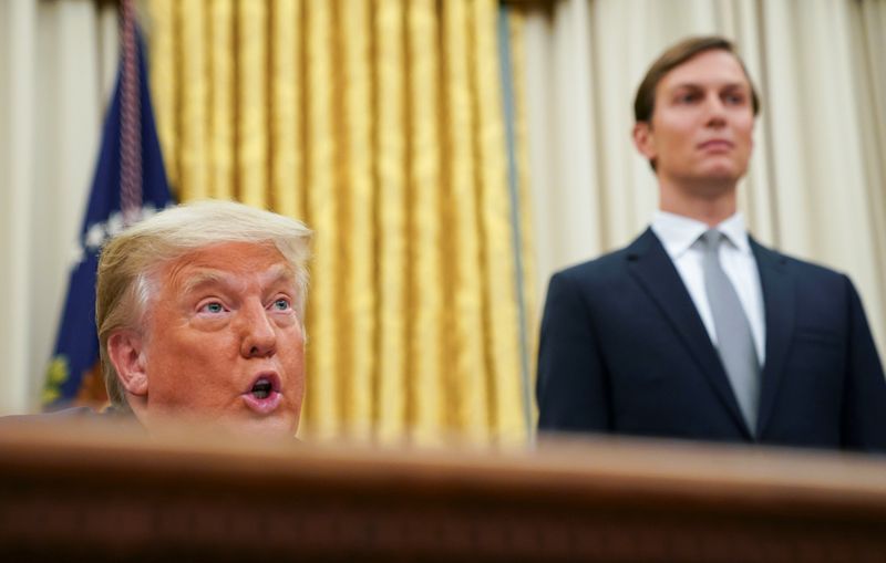 Donald Trump y uno de sus asesores preferidos: su yerno Jared Kushner (REUTERS/Kevin Lamarque)