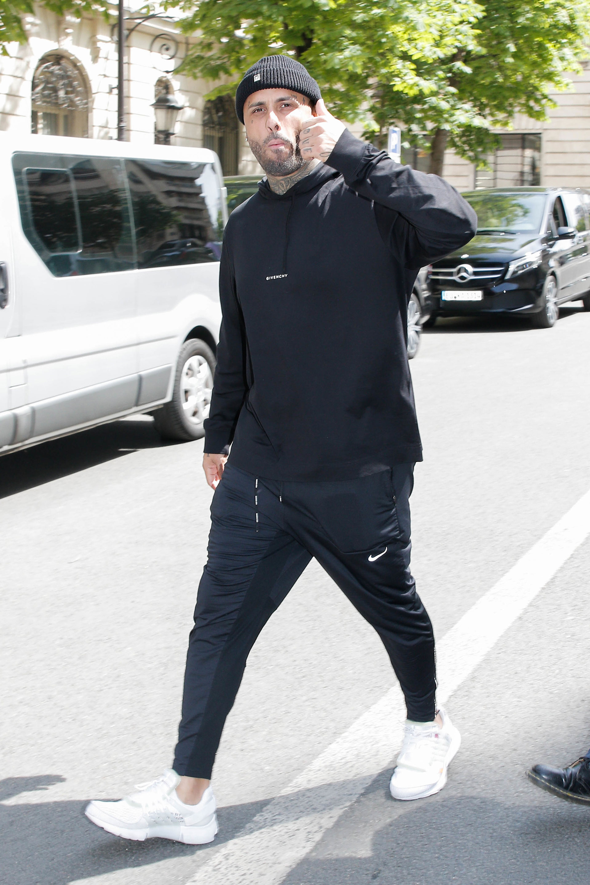 Nicky Jam fue fotografiado mientras daba un paseo por las calles de París, en donde se hospeda luego de haber brindado un recital al que fueron varios famosos como Wanda Nara y Mauro Icardi. El cantante lució un look total black de pantalón, buzo y gorro de lana